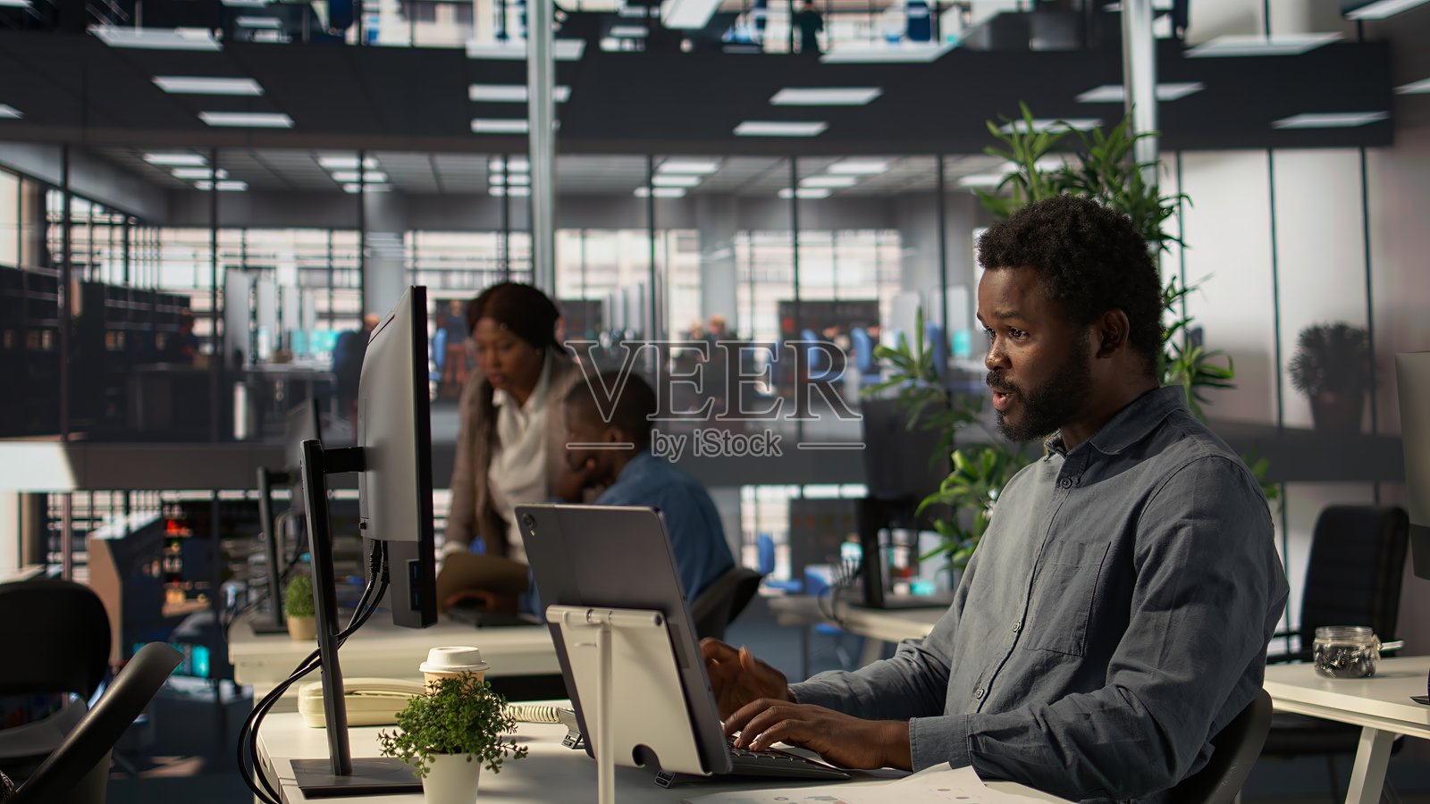 一位专业的黑人导演正在与他的团队进行视频会议照片摄影图片