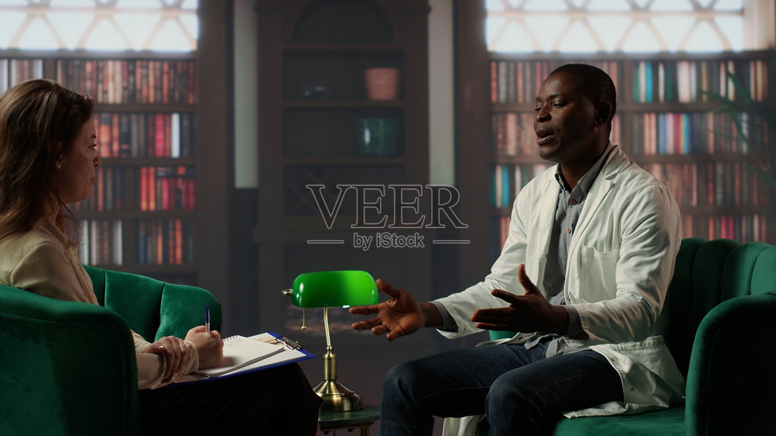 黑人外科医生谈论艰难的病人案例和创伤后应激障碍照片摄影图片