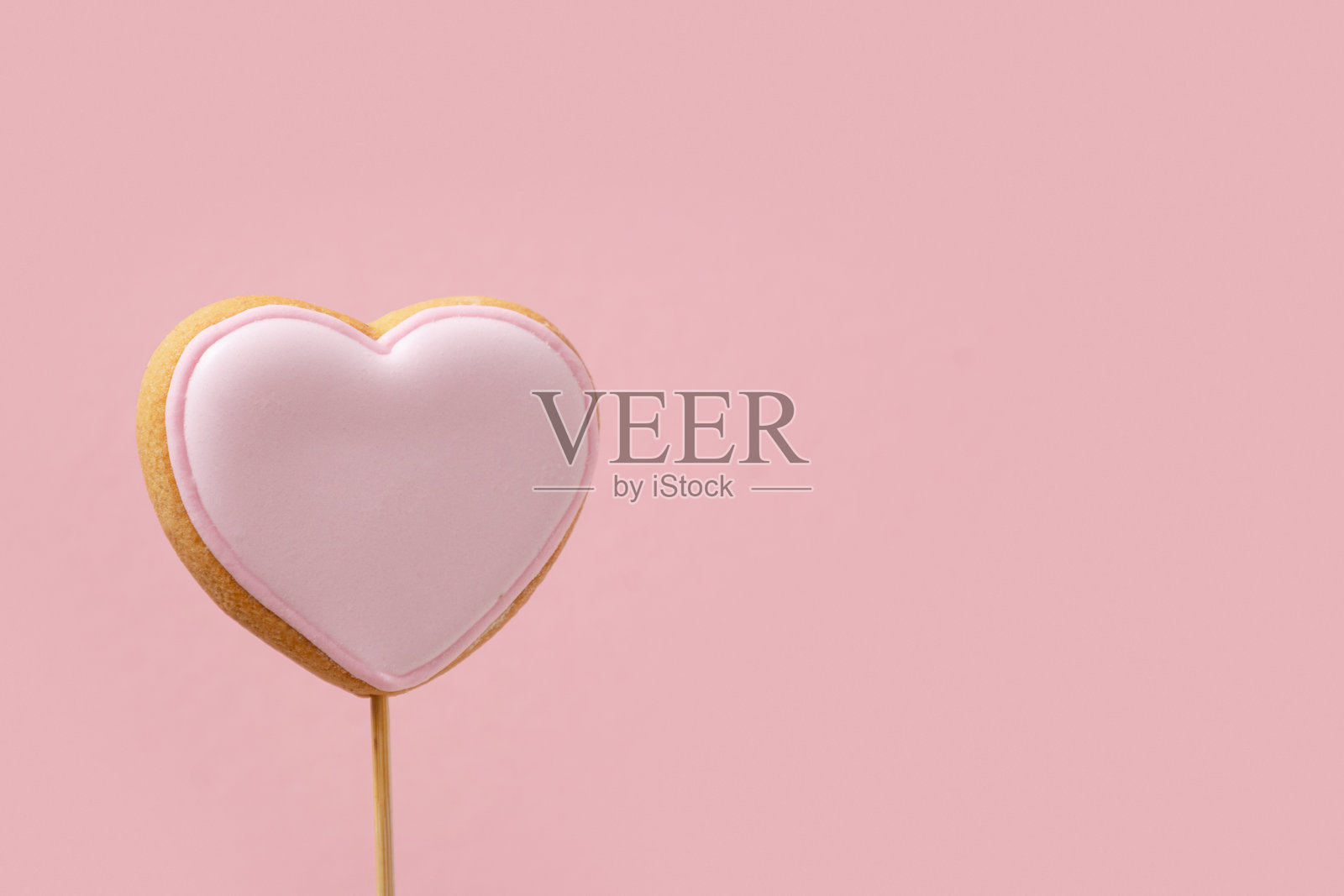 粉色糖霜饼干棒。情人节浪漫贺卡。照片摄影图片