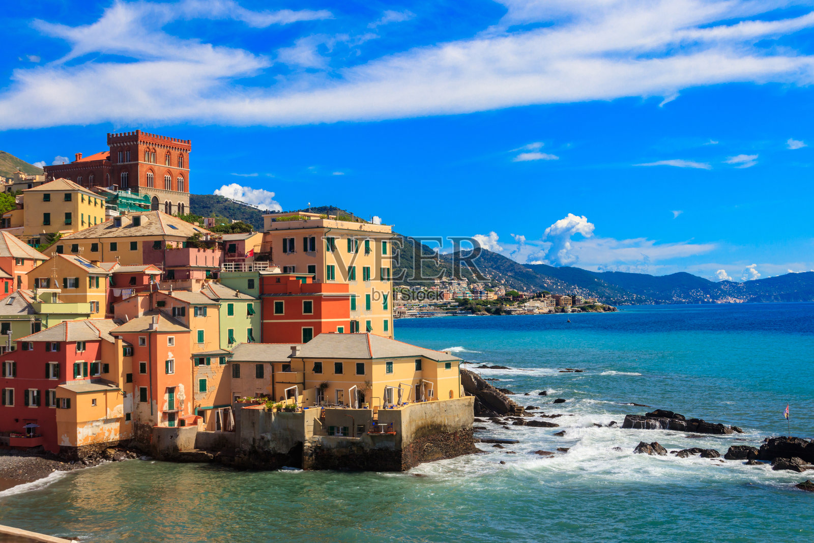 意大利热那亚博卡达塞老渔村的迷人海滩景色、蓝色海洋和五彩缤纷的建筑照片摄影图片