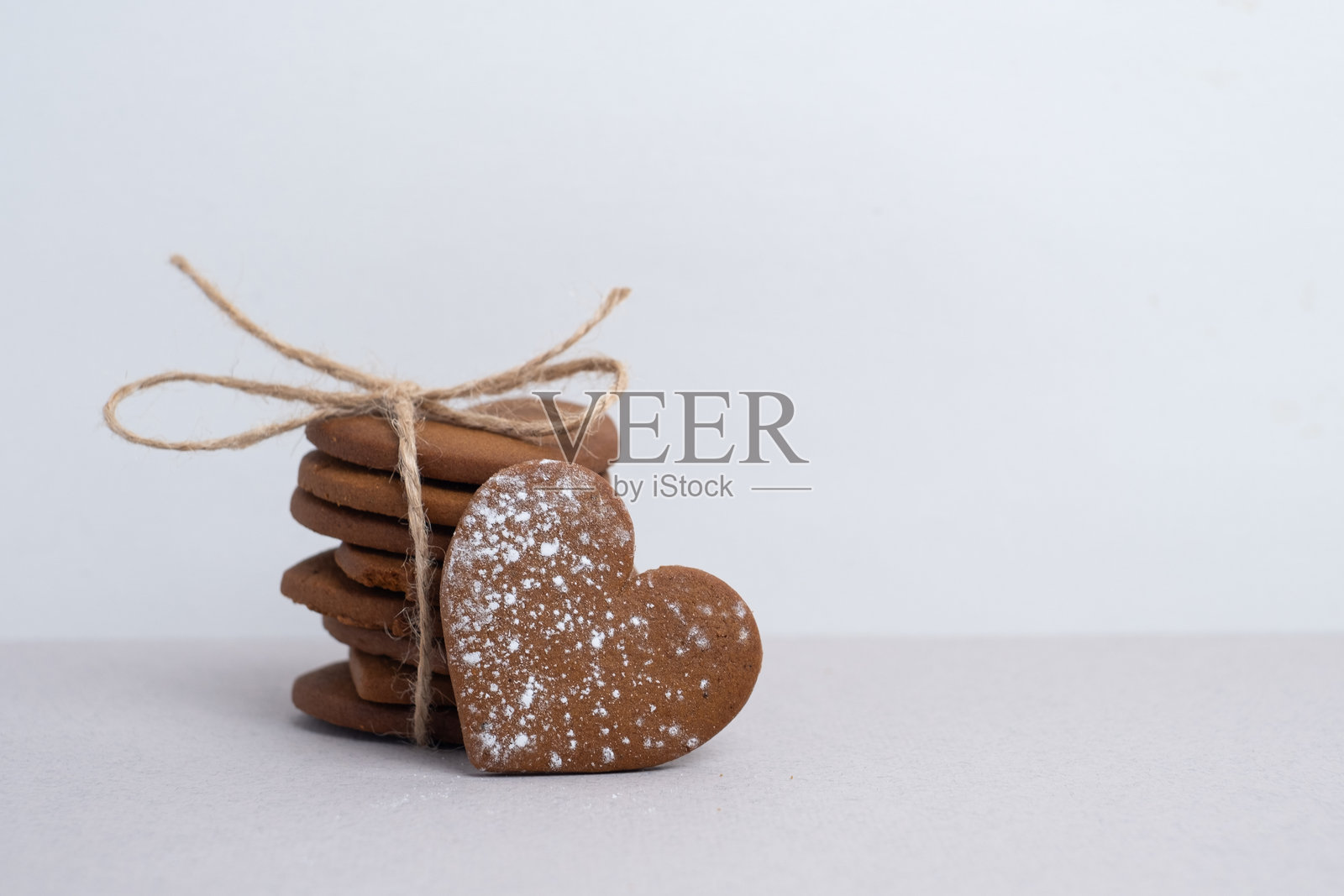 酥脆的心形饼干在浅色背景上。美味的甜点和小吃照片摄影图片