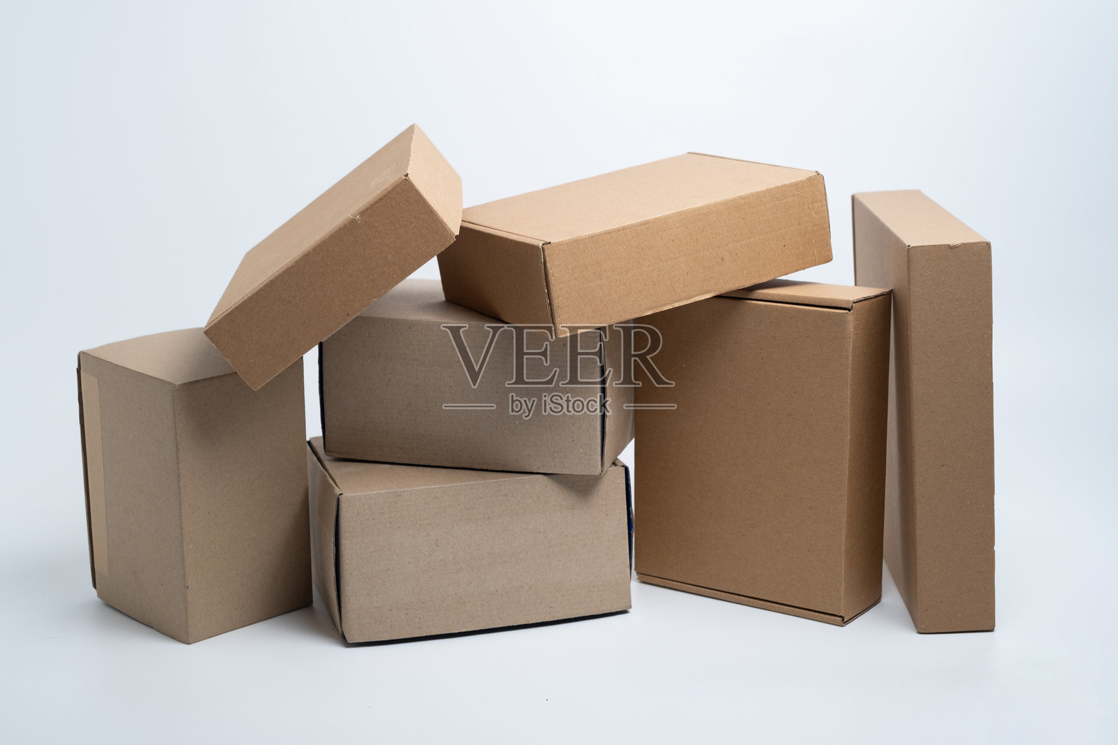 棕色纸箱。白色背景上的纸板箱。留白处可填写文字。礼品盒照片摄影图片