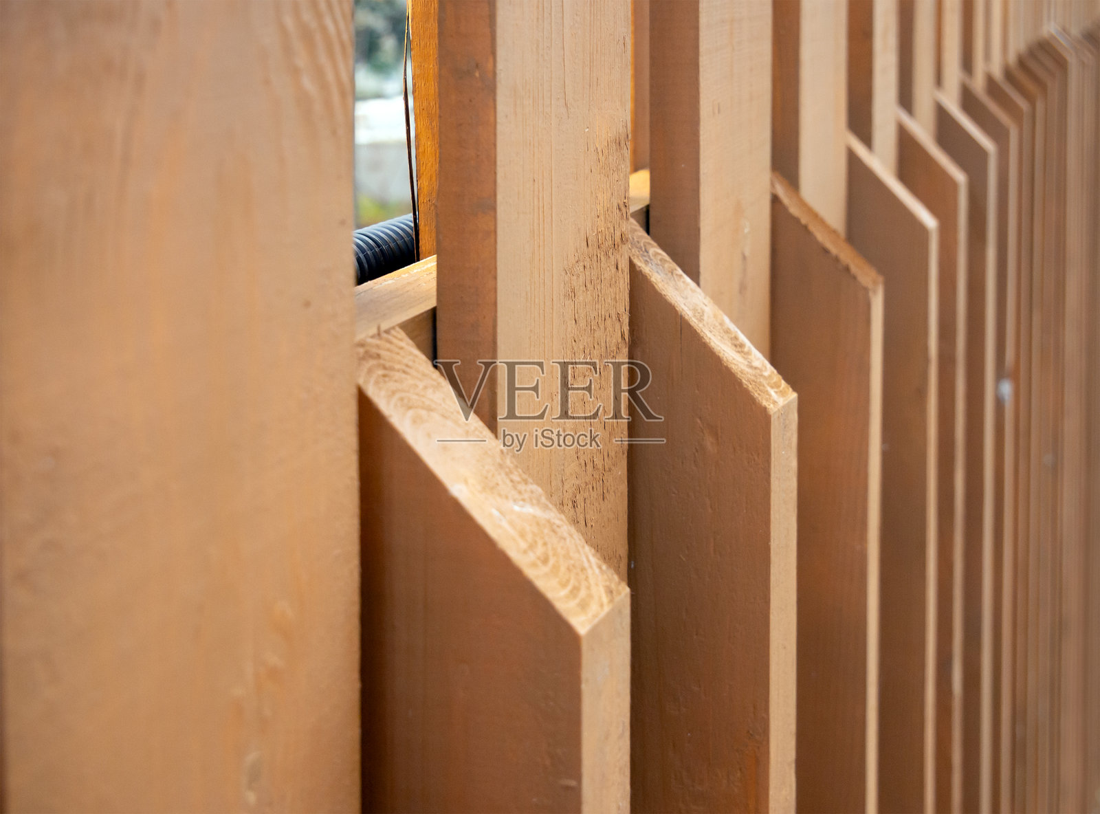 一段有突出木条的木栅栏碎片照片摄影图片