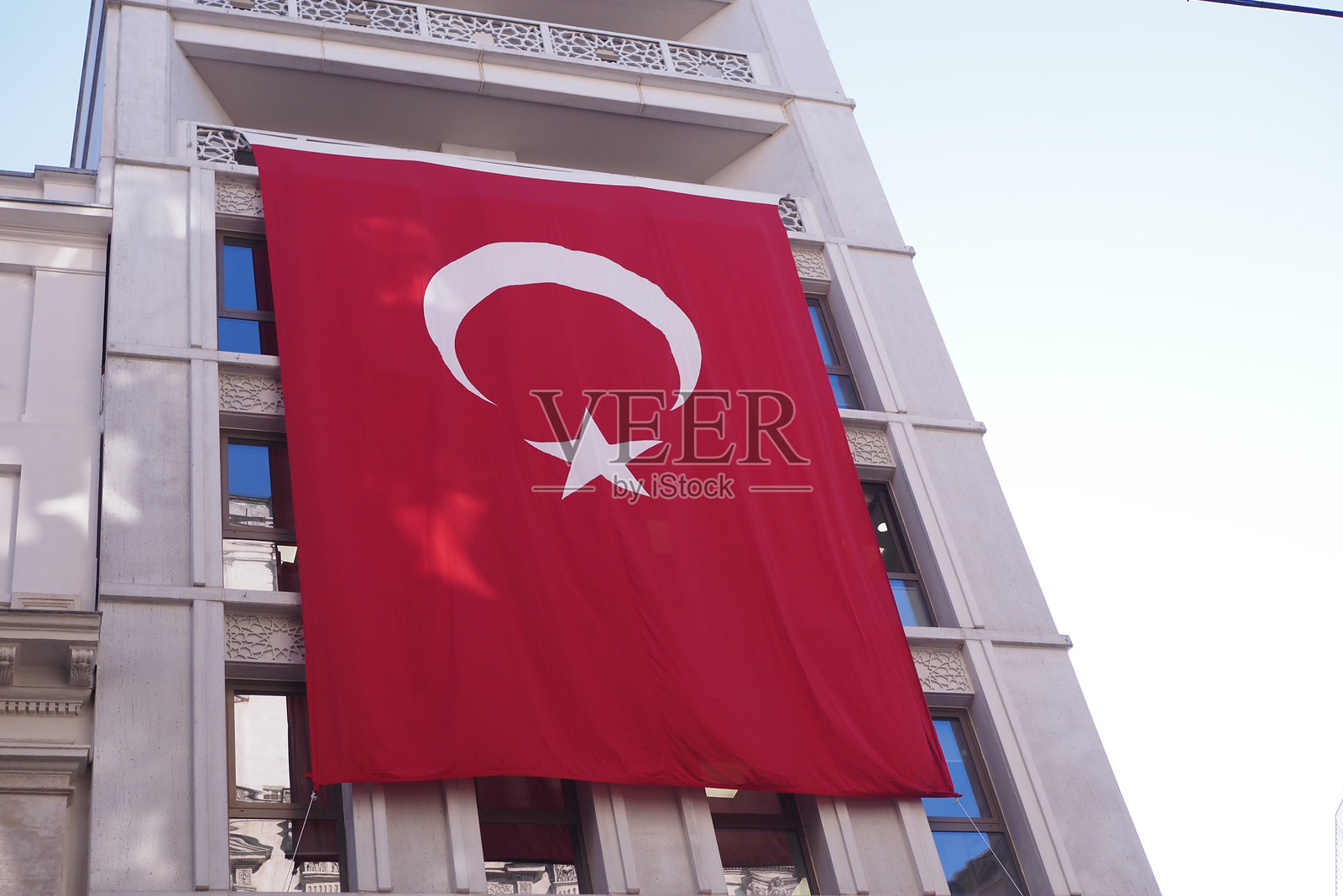 一张低角度拍摄的土耳其国旗悬挂在街道上的绳子上照片摄影图片