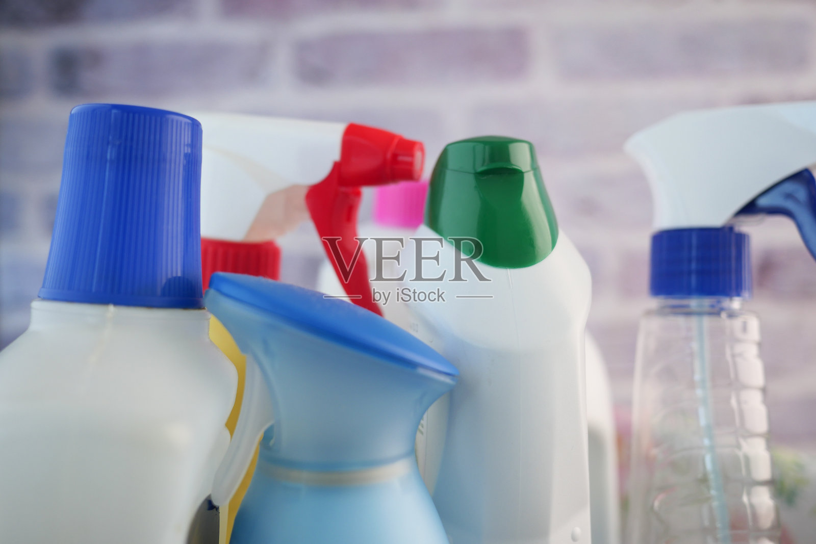 各种清洁产品精美地陈列在展台上，供大家欣赏。照片摄影图片