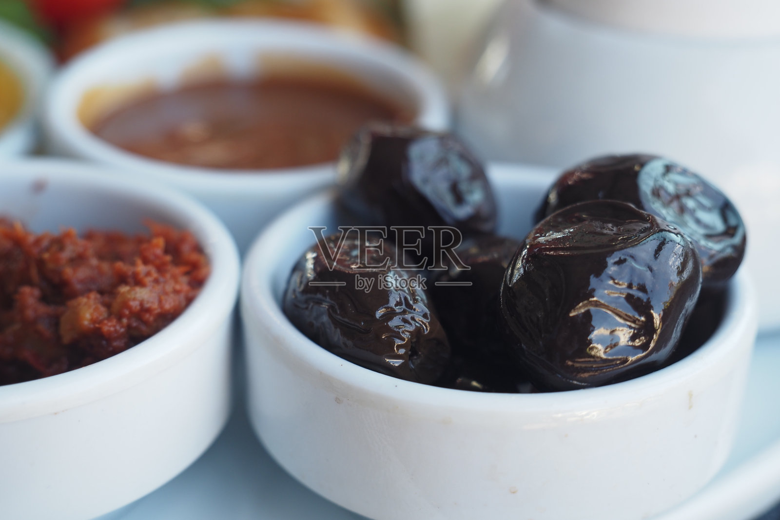 美食桌调味品，优雅地展示在小碗中的丰富风味照片摄影图片