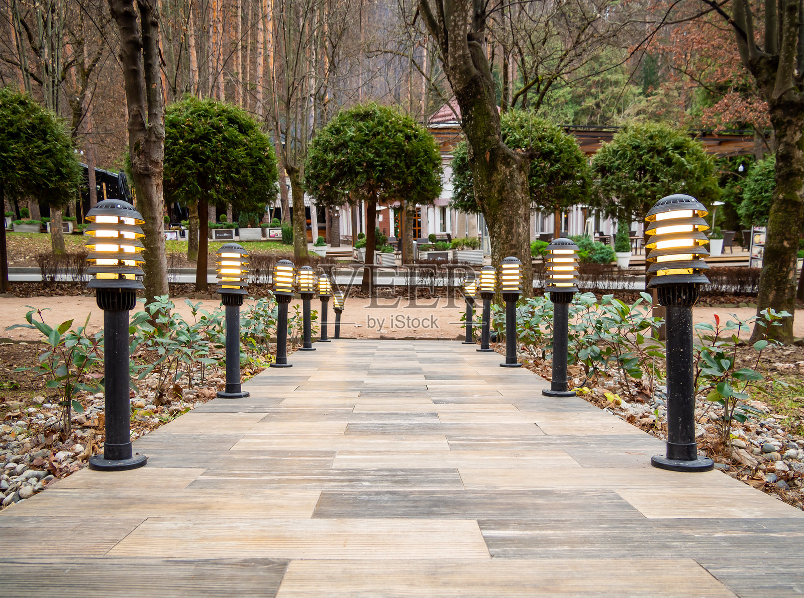 用低矮的灯装饰人行道的边缘照片摄影图片