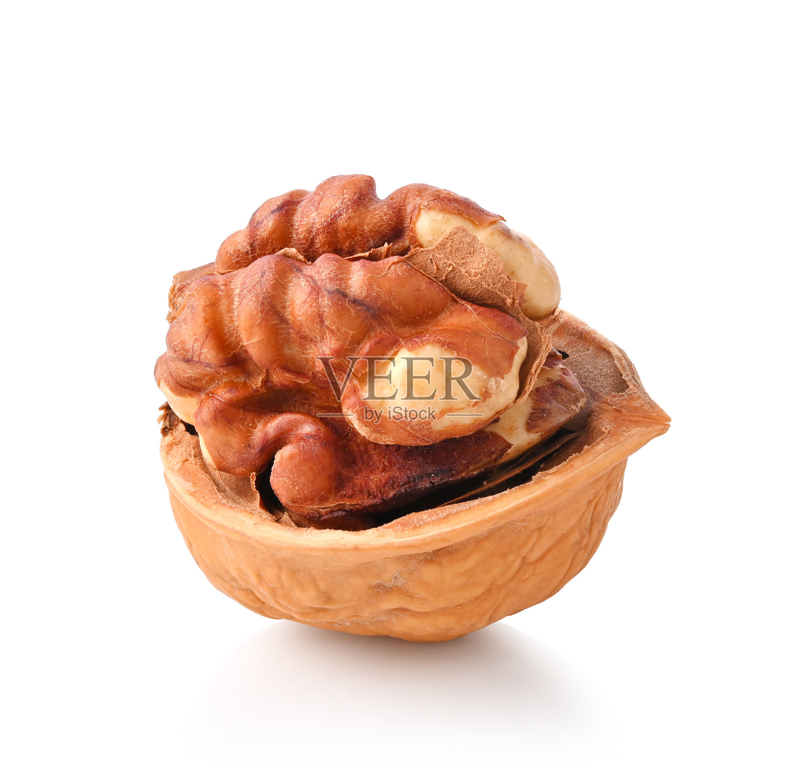 裂开的核桃，孤立在白色背景上照片摄影图片