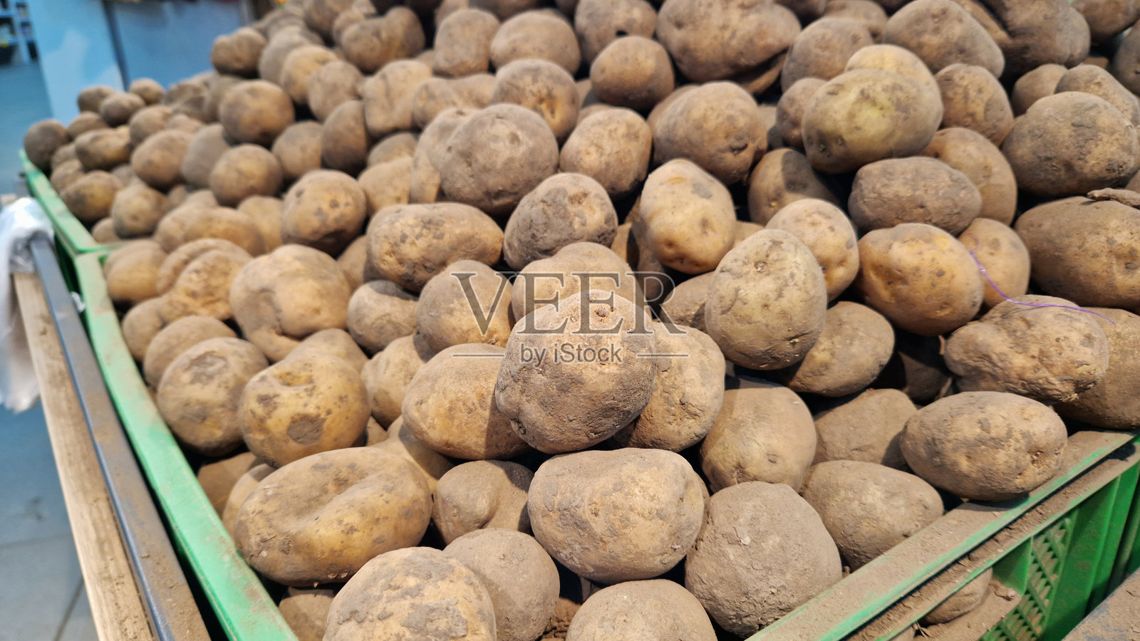 出售土豆。市场上土豆的特写镜头照片摄影图片