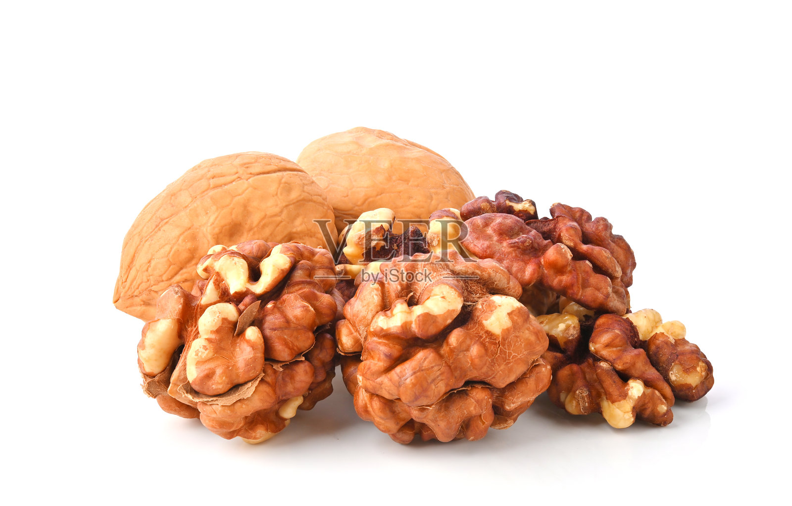 白色背景上的核桃仁孤立展示照片摄影图片