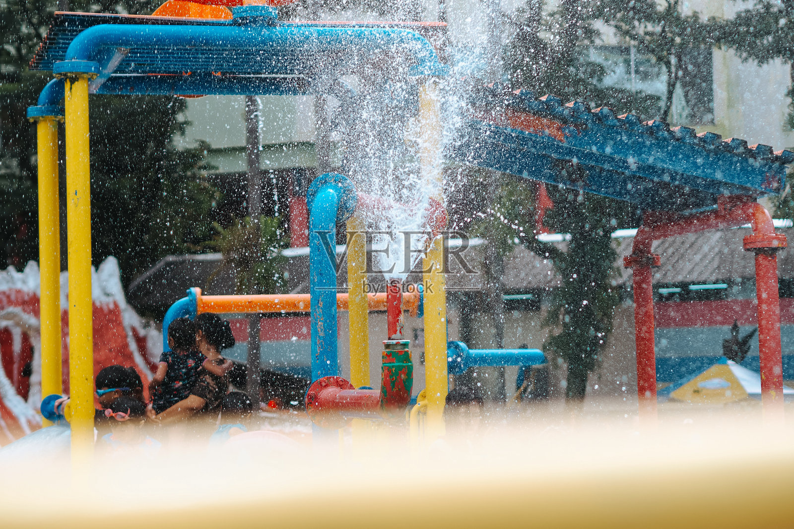 水上乐园的水上游乐设施中的喷泉照片摄影图片