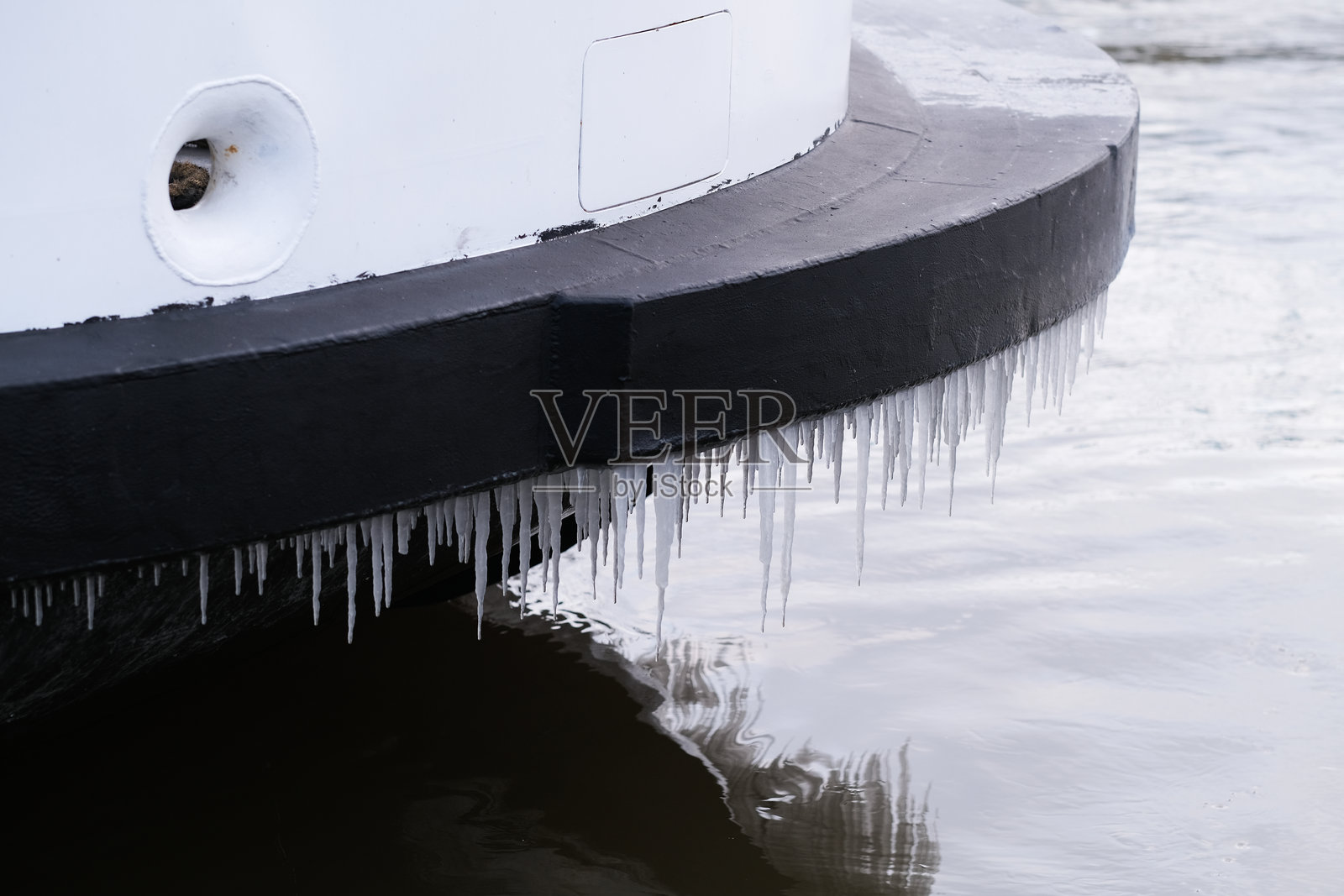 渡轮上的冰柱照片摄影图片