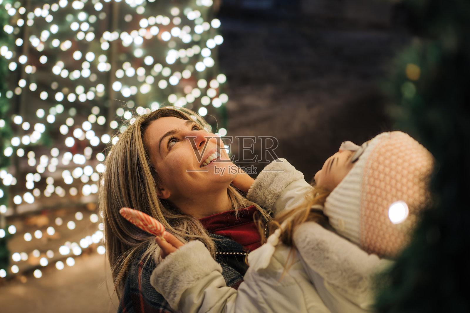 母女俩欣赏圣诞灯饰照片摄影图片