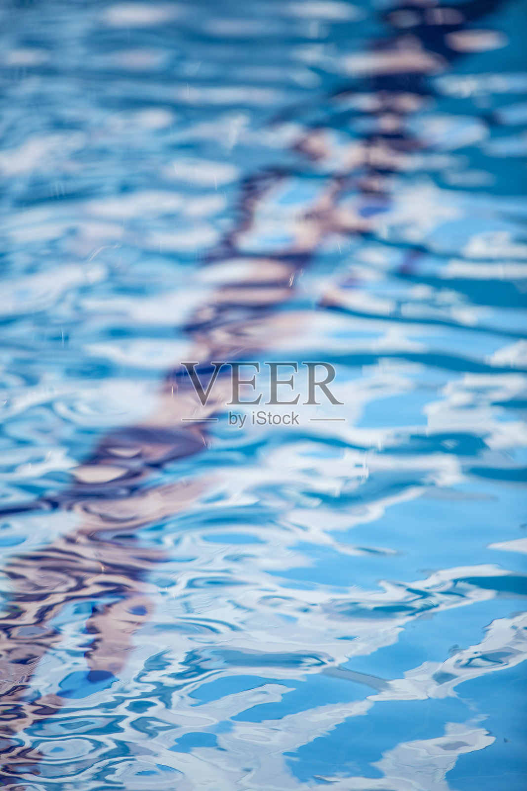 清澈的蓝色游泳池水面泛起轻柔的涟漪照片摄影图片