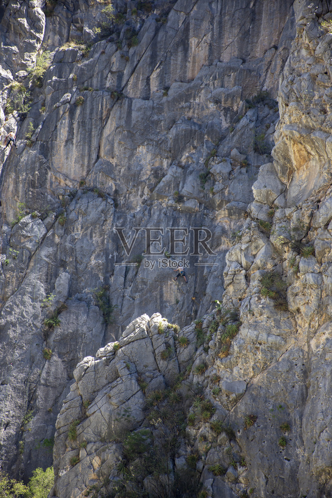 在墨西哥新莱昂州蒙特雷的波特雷罗奇科公园攀岩的人士照片摄影图片