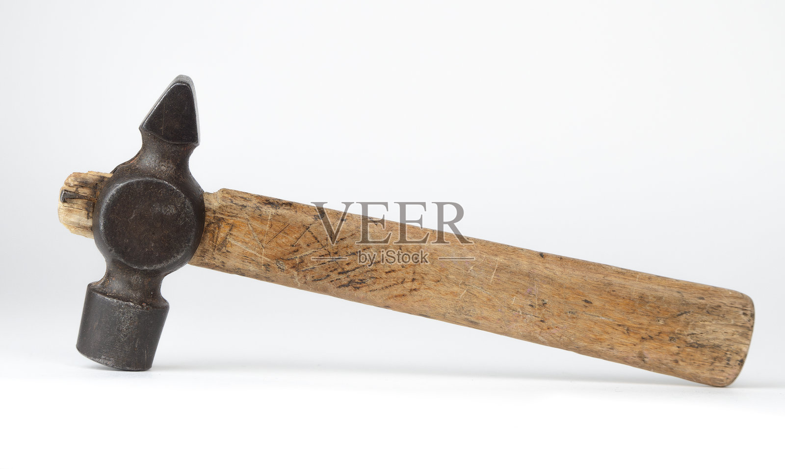 复古锤子放在干净的白色表面上照片摄影图片