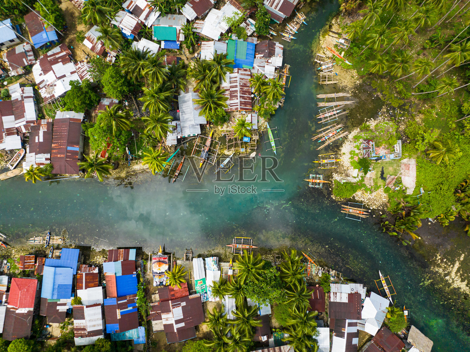 菲律宾苏里高省的渔民房屋和冷泉。照片摄影图片