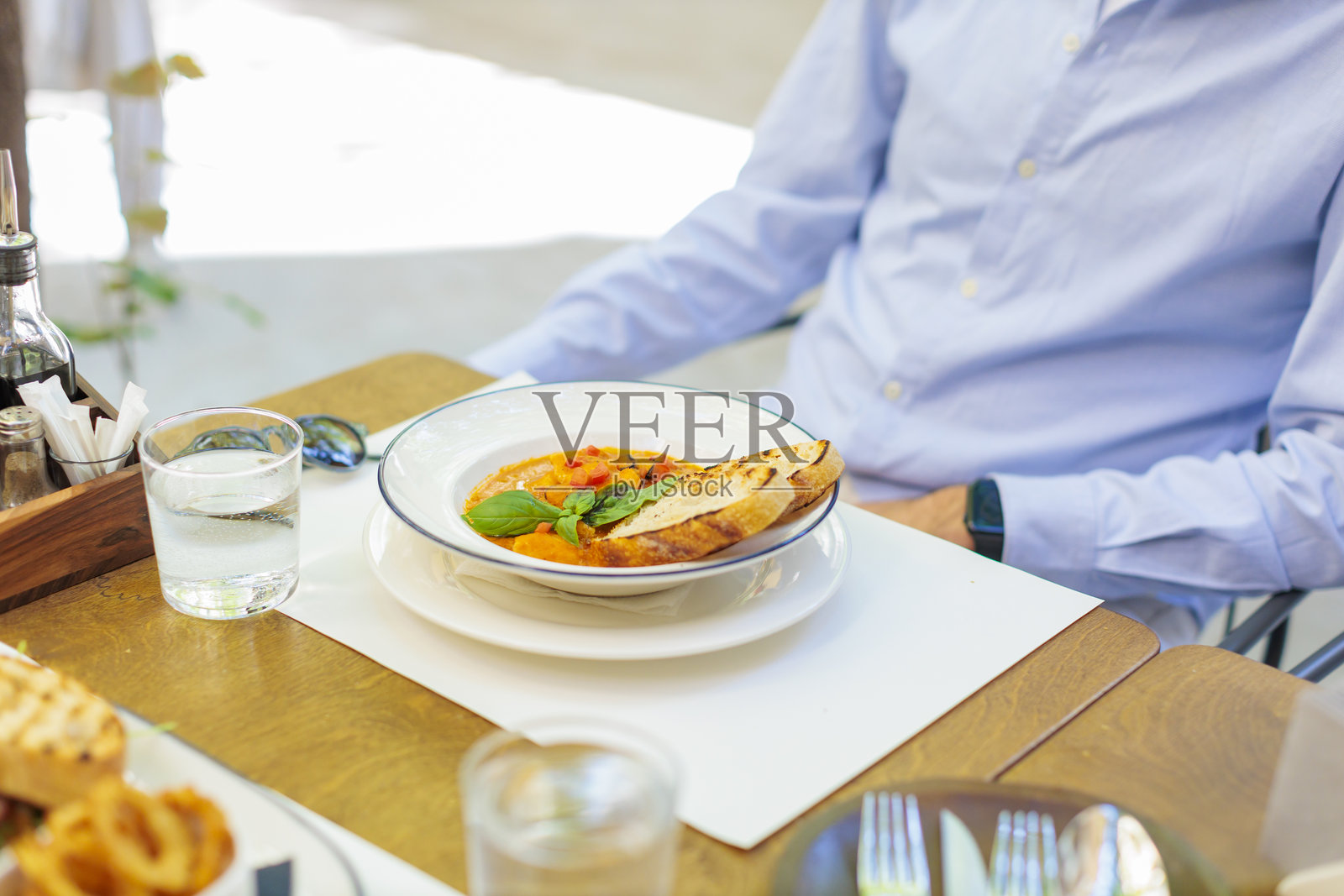 一个人正在享用利沃诺鱼炖菜和吐司照片摄影图片