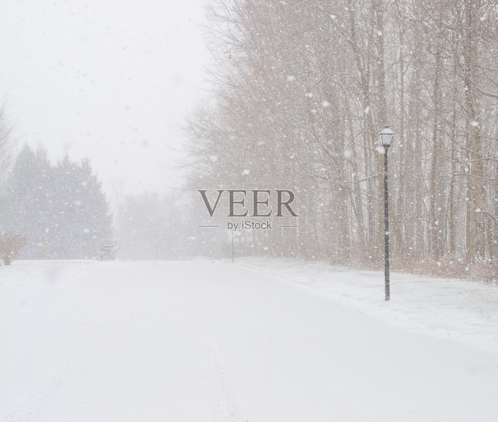 印第安纳州霍华德县的暴风雪中的空旷道路照片摄影图片