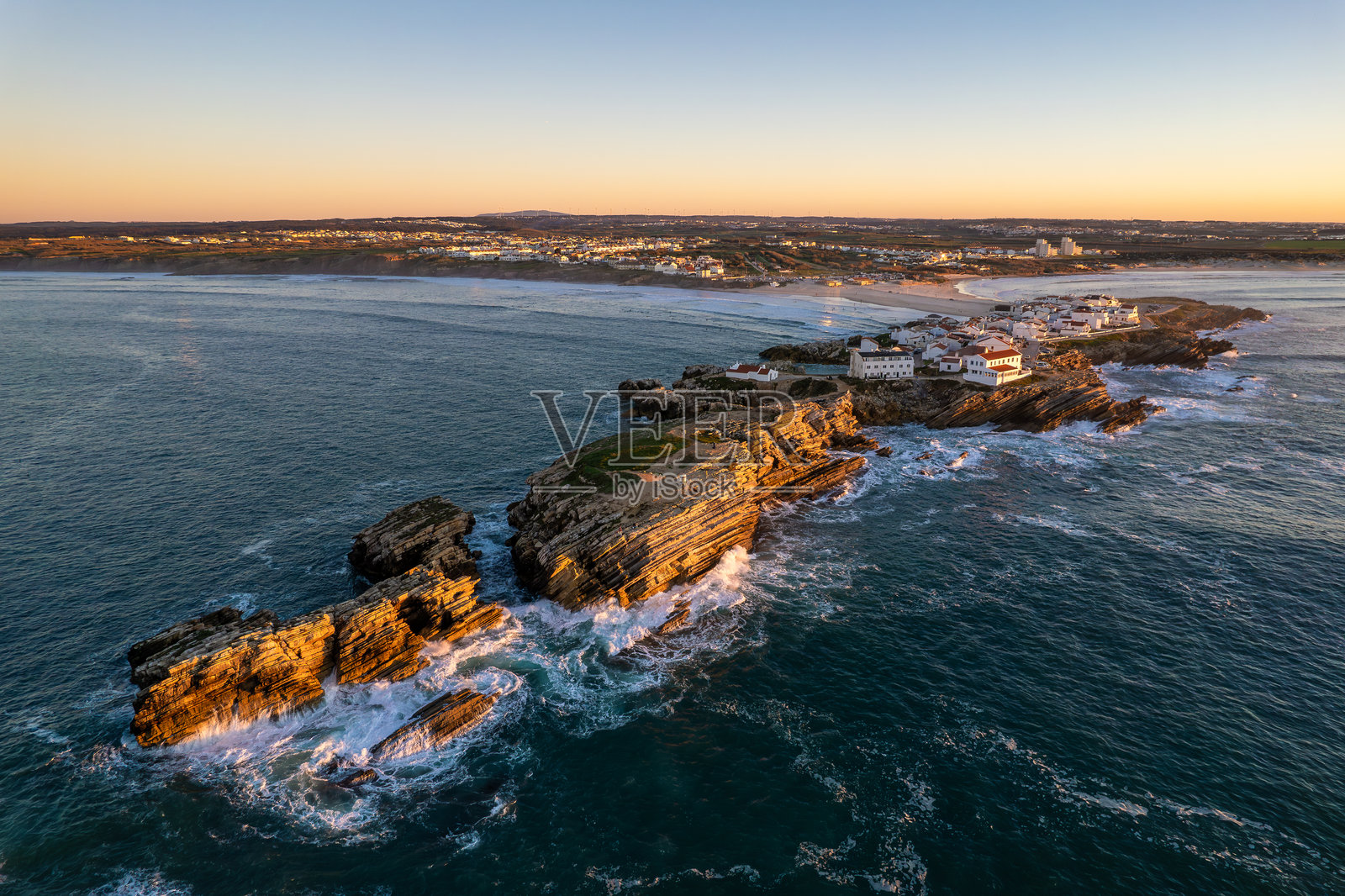 葡萄牙佩尼什附近的巴莱阿尔岛日落时分照片摄影图片