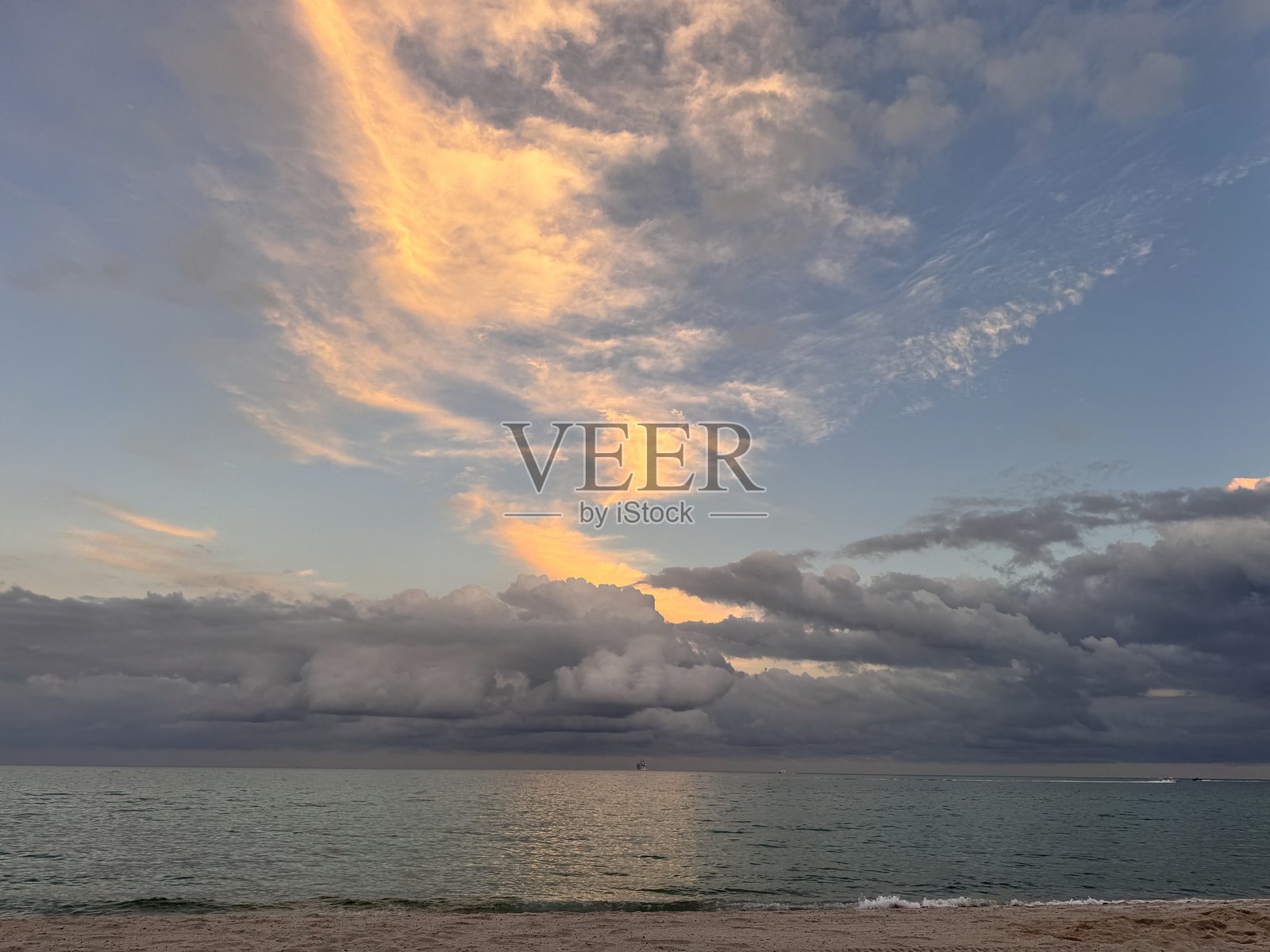 日落与云彩照片摄影图片