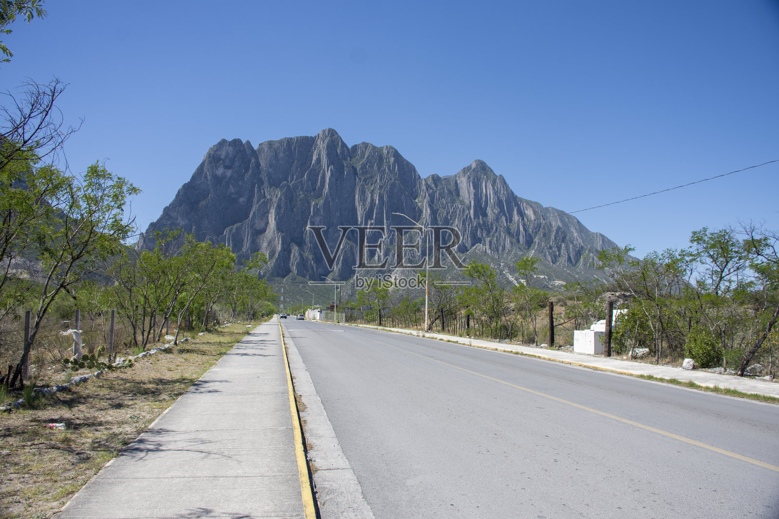 从墨西哥新莱昂州蒙特雷的波特雷罗奇科公园俯瞰落基山脉的景色照片摄影图片