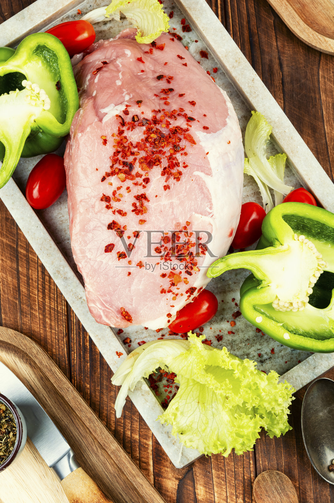 生猪肉块用于烹饪。照片摄影图片