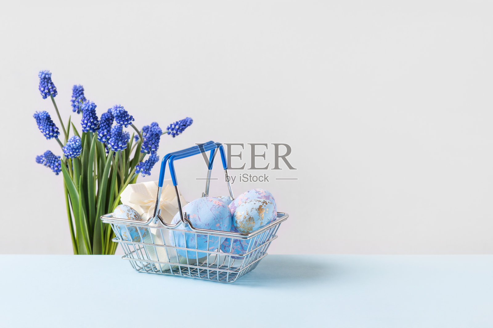 复活节彩蛋和春天的花朵照片摄影图片