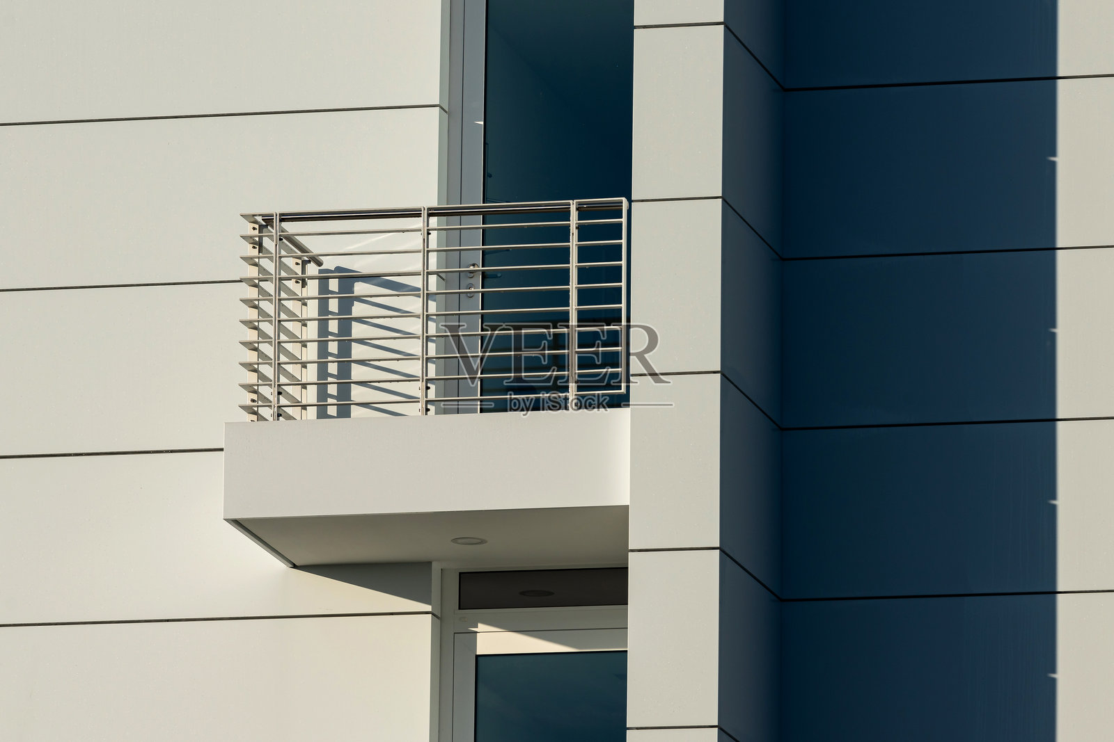 现代建筑阳台，设计流畅，线条锐利照片摄影图片