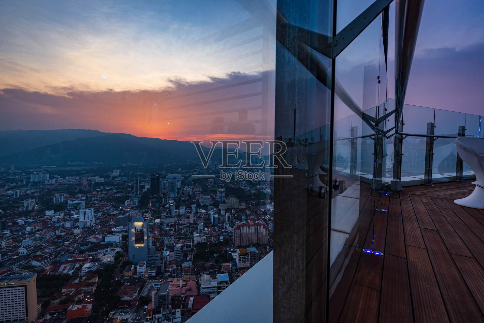 槟城城市现代观景台的日落景观照片摄影图片