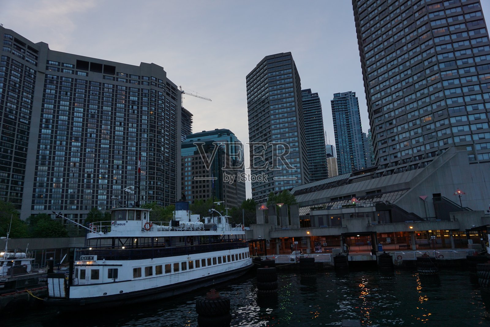 城市湖泊上的渡船照片摄影图片