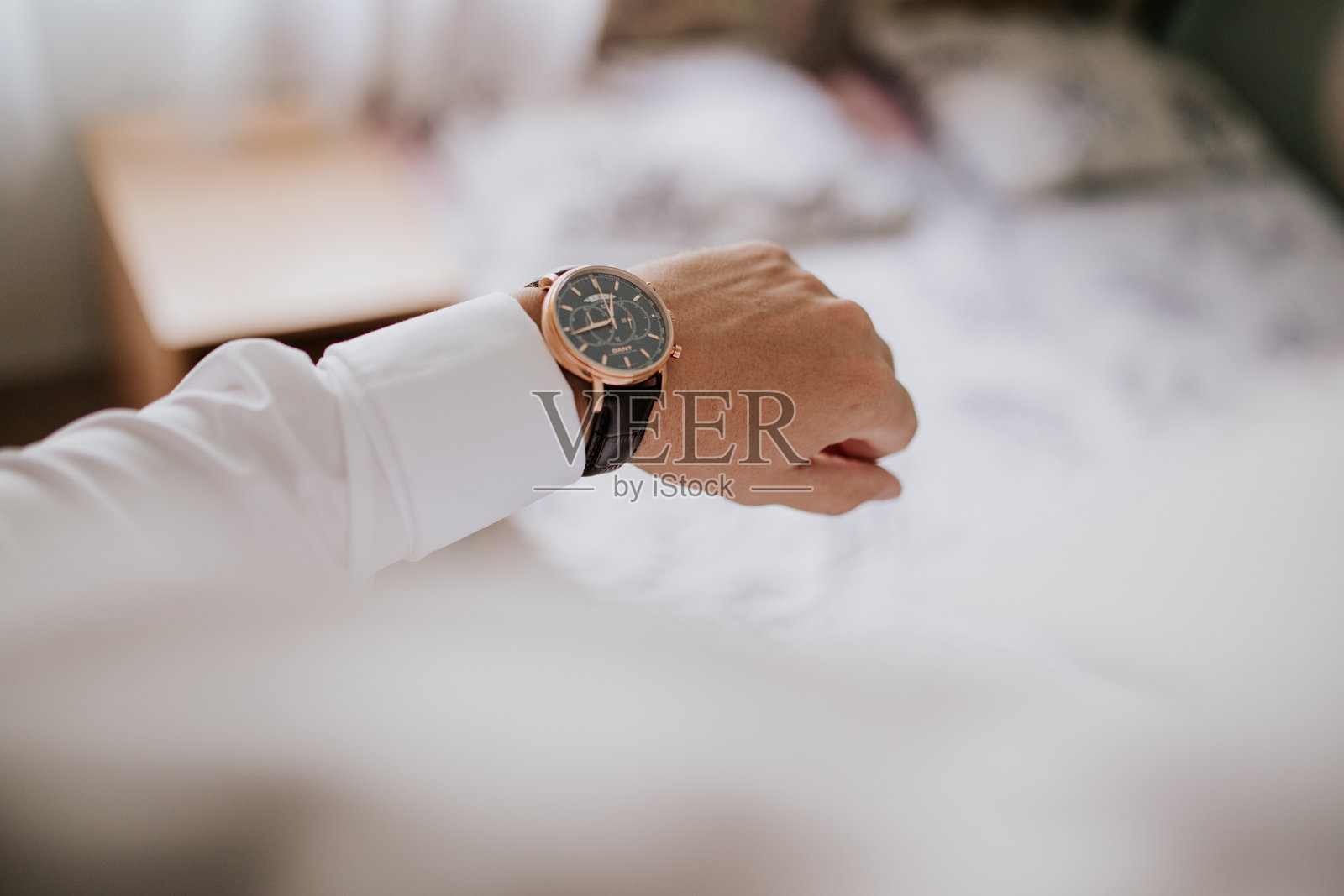 新郎在婚礼前查看时间照片摄影图片