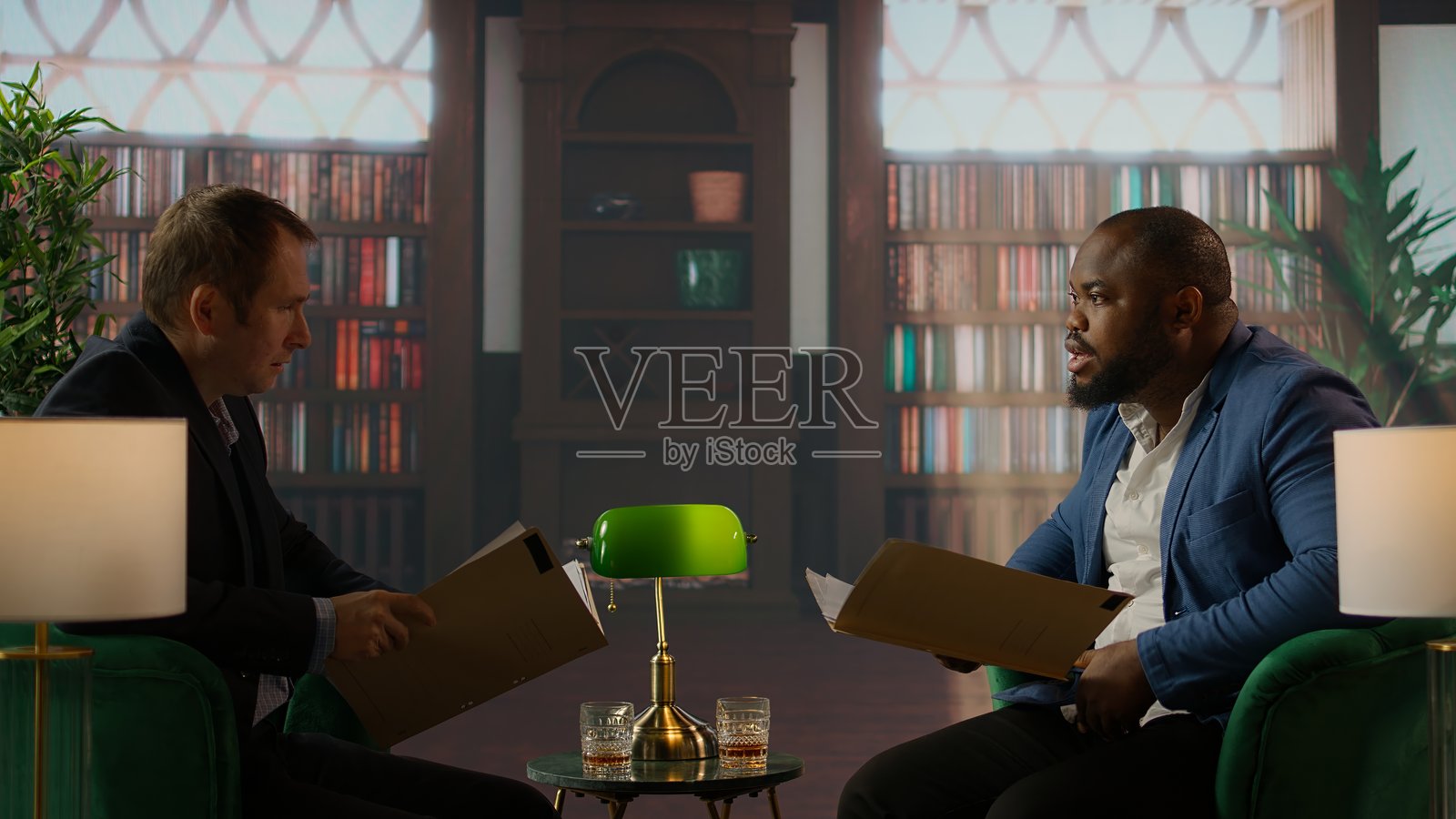 情报人员在饮酒时分析敏感信息照片摄影图片