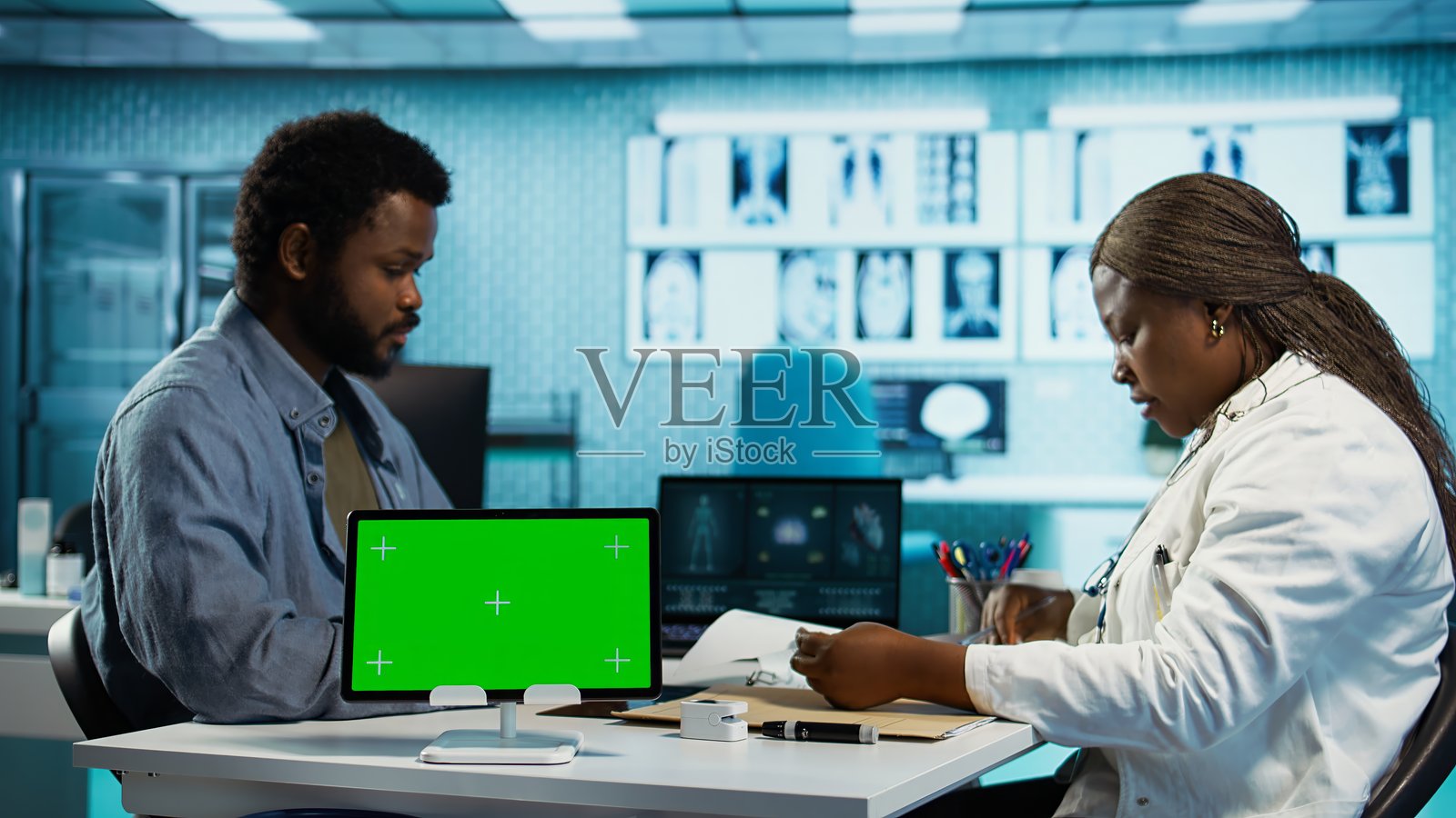 非裔美国男性与专家在隔离屏幕旁会面照片摄影图片