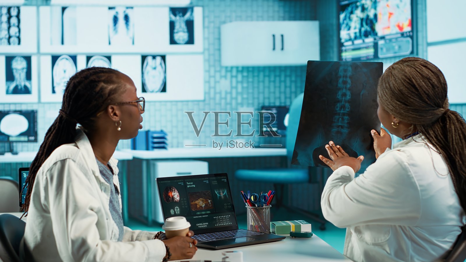 黑人女性专家与年轻患者讨论健康问题照片摄影图片