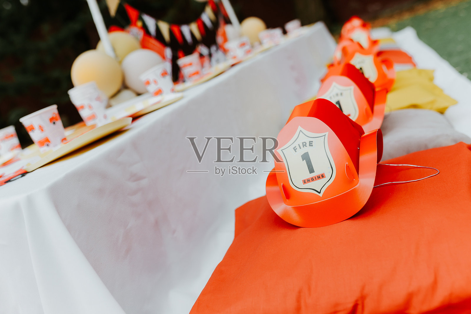 孩子们的生日派对，配有各种定制装饰照片摄影图片