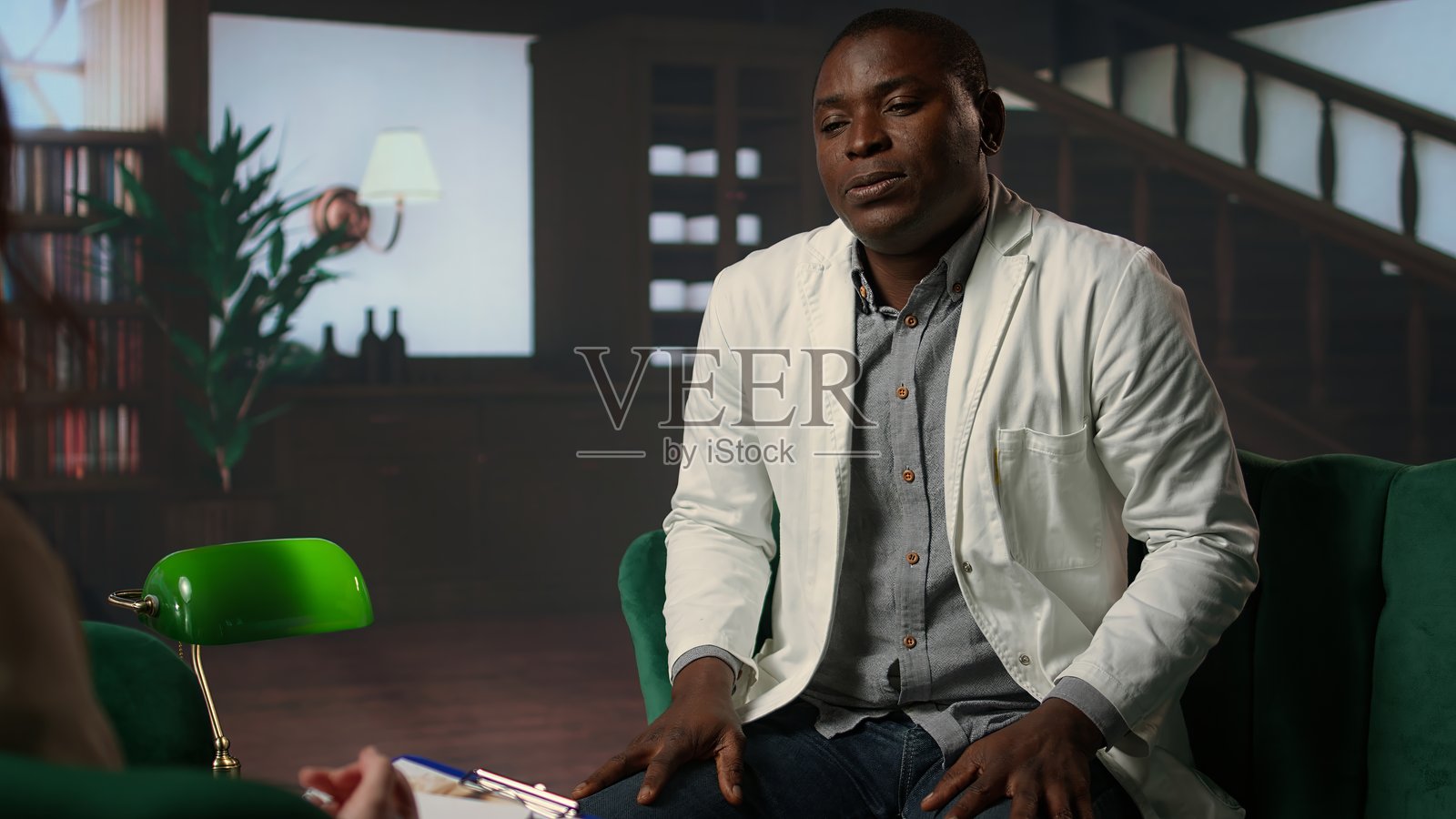 非裔美国医生在治疗中与顾问分享创伤后应激障碍和相关问题照片摄影图片