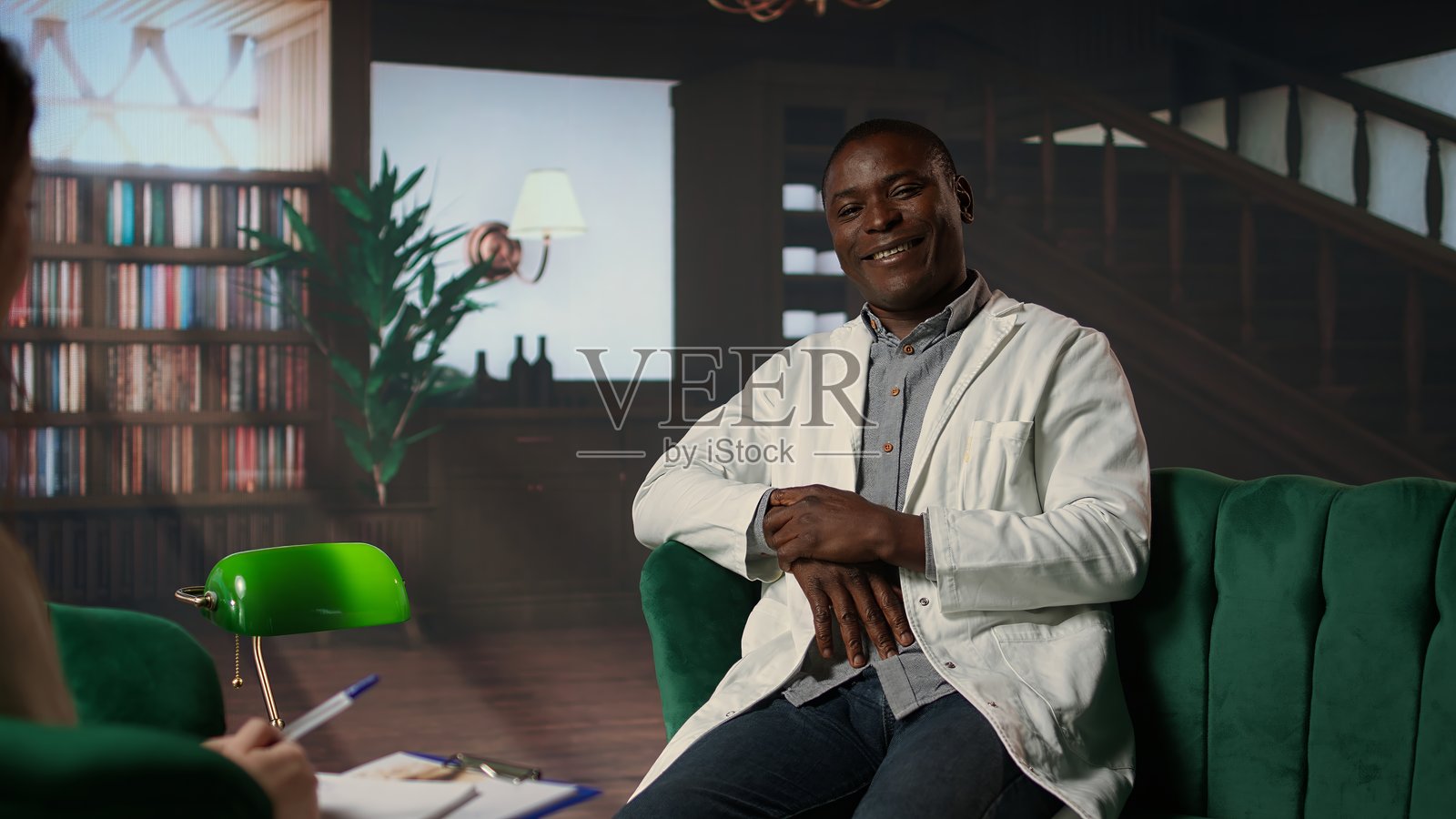 非裔美国医生在治疗中分享对绝望的感受照片摄影图片