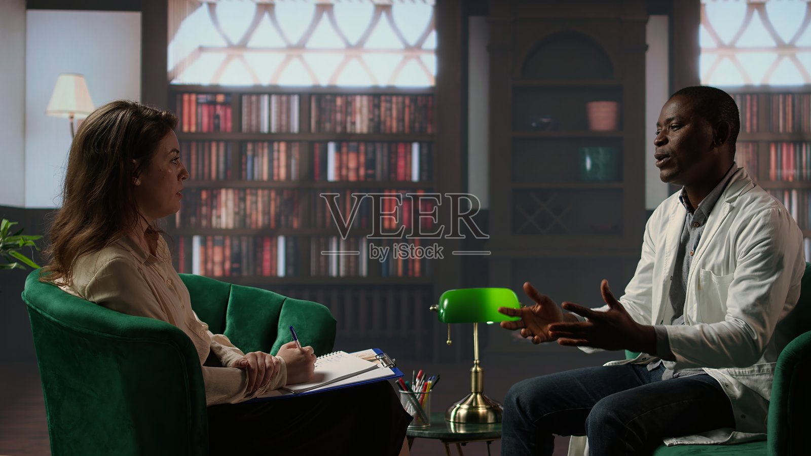 黑人外科医生谈论艰难的病人案例和创伤后应激障碍照片摄影图片