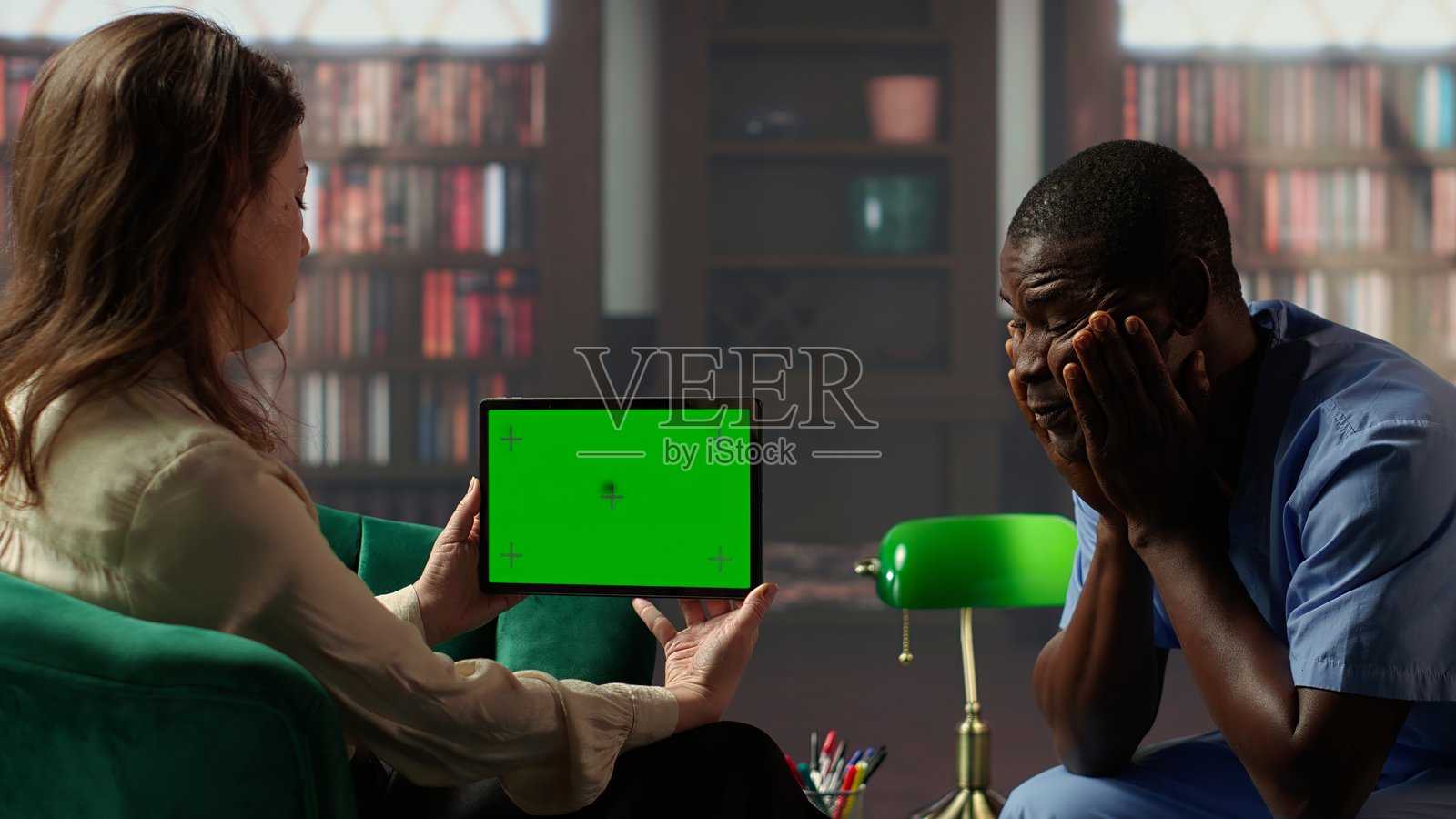 穿着医护服的黑人医护人员在绿幕旁分享感受照片摄影图片