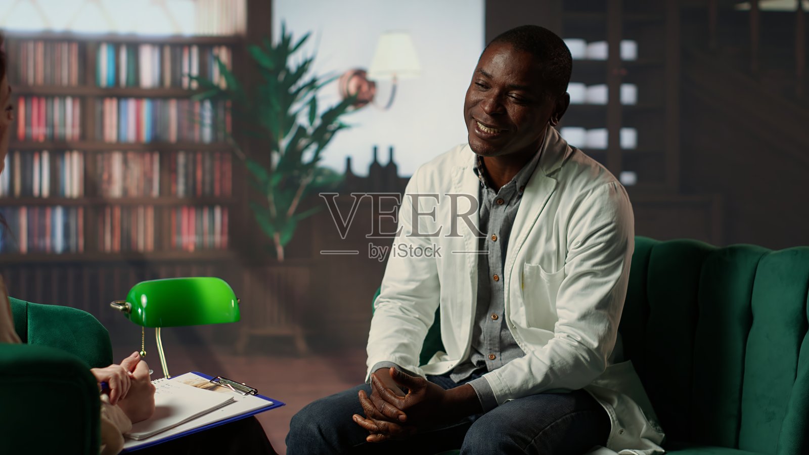 非裔美国医生讨论失去病人后的创伤后应激障碍（PTSD）照片摄影图片