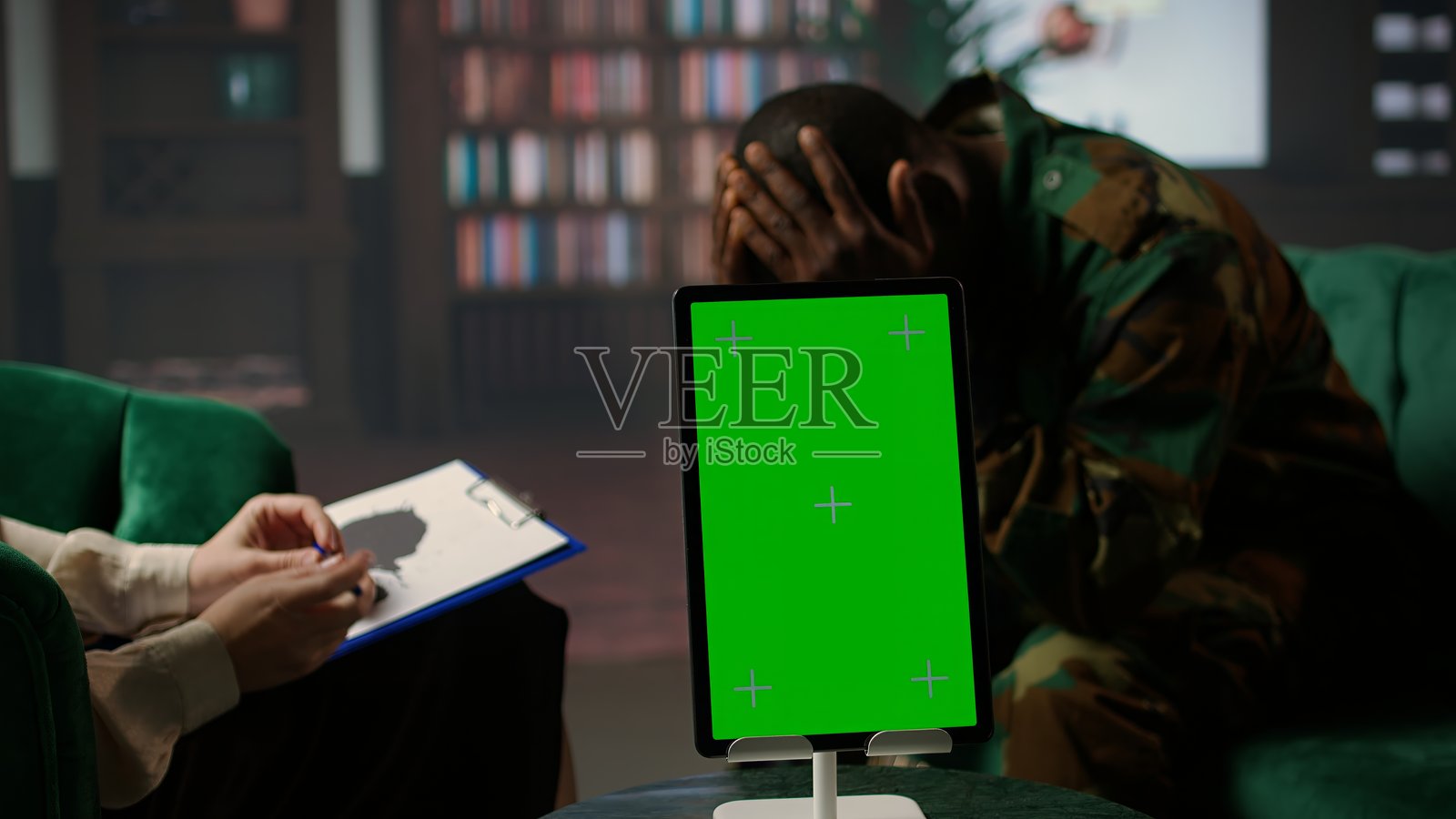 非裔美国士兵在治疗中分享战争创伤，旁边是色键背景照片摄影图片