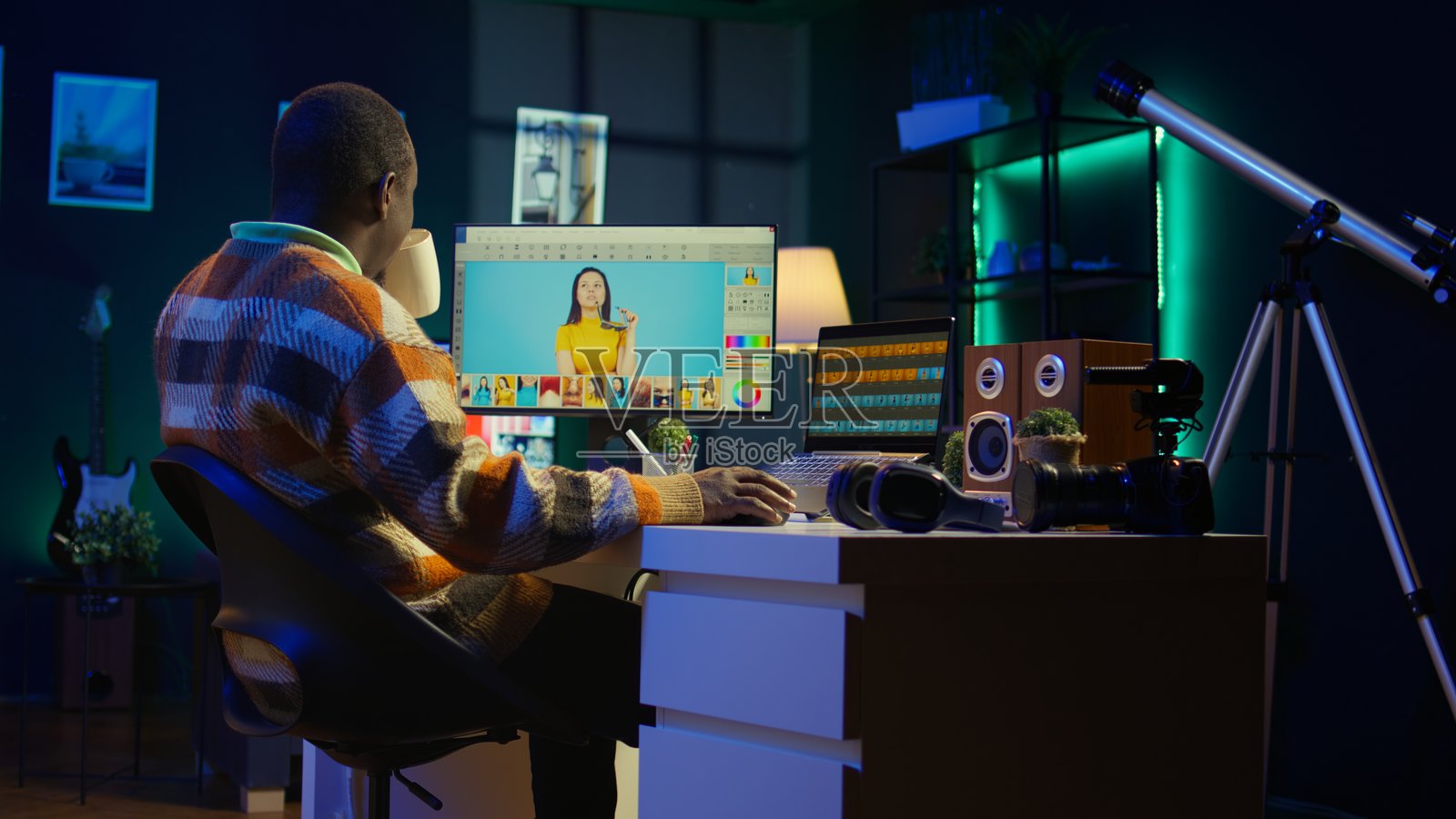 熟练的设计师在有序的工作空间中使用双显示器的编辑软件照片摄影图片