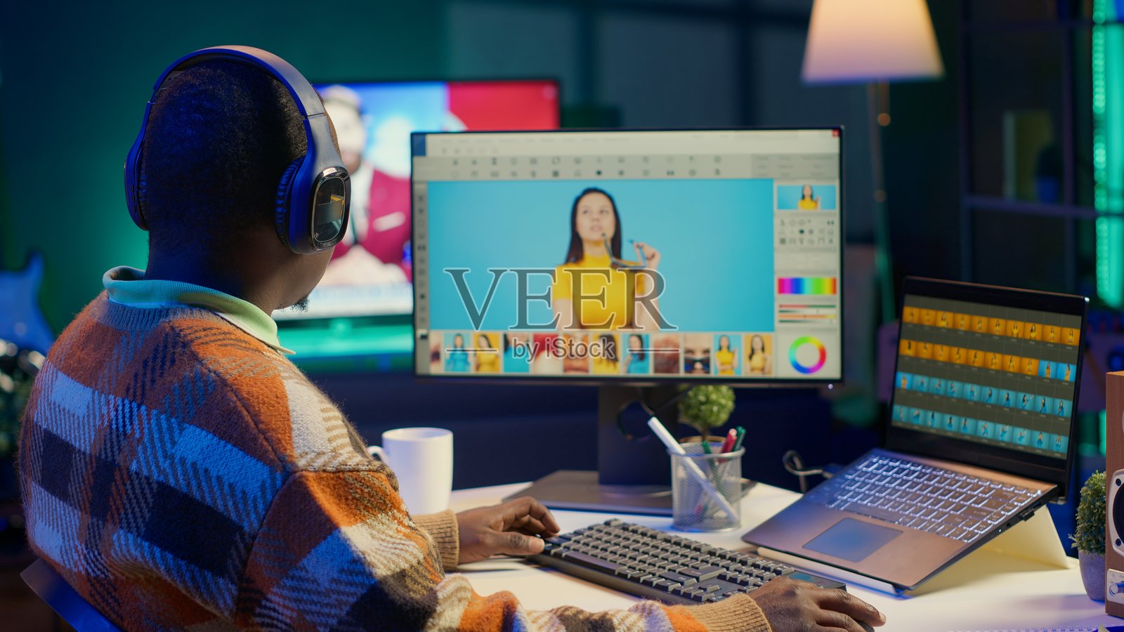 非裔美国平面设计师正在进行照片修饰项目照片摄影图片