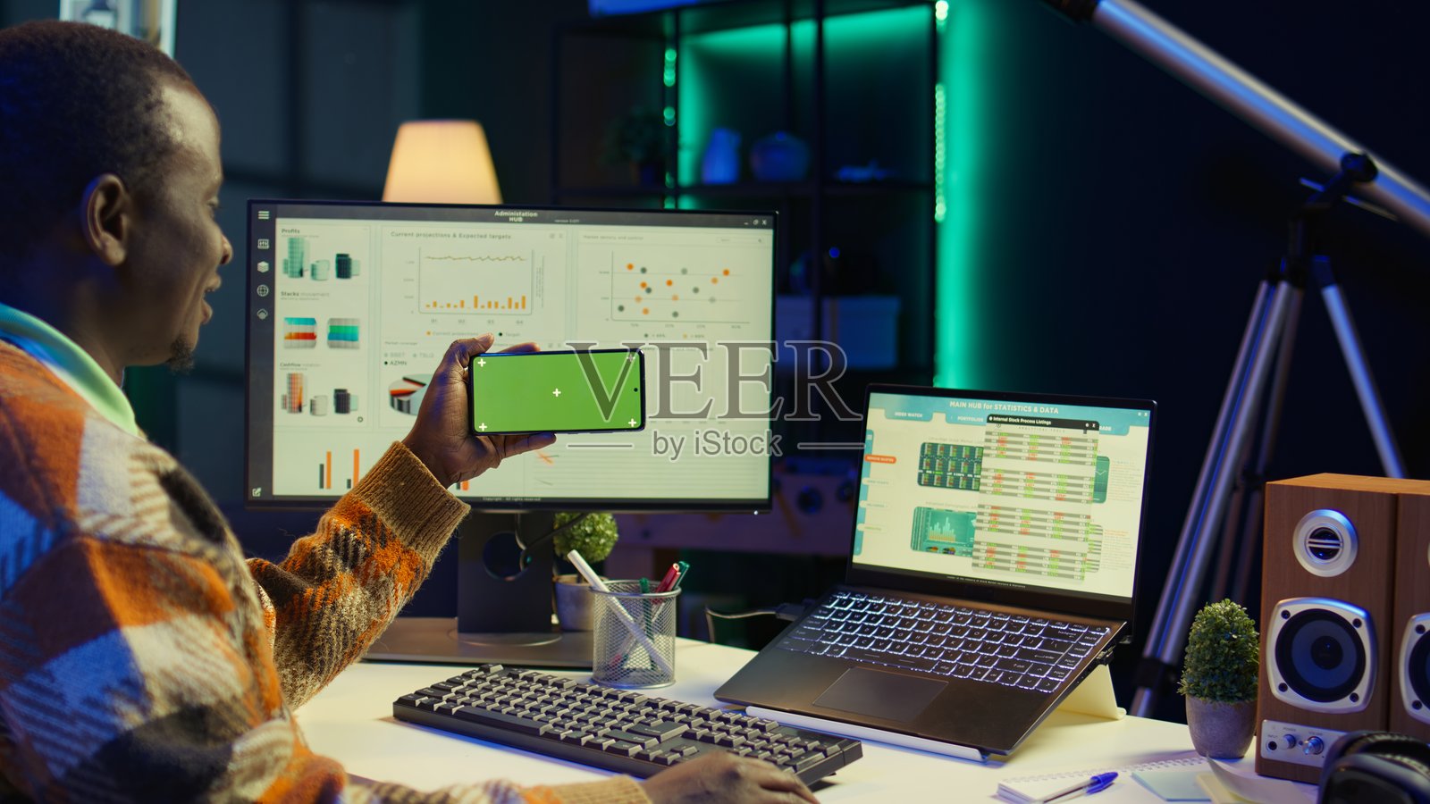 专家分析师在色键旁边提供在线财务评估照片摄影图片