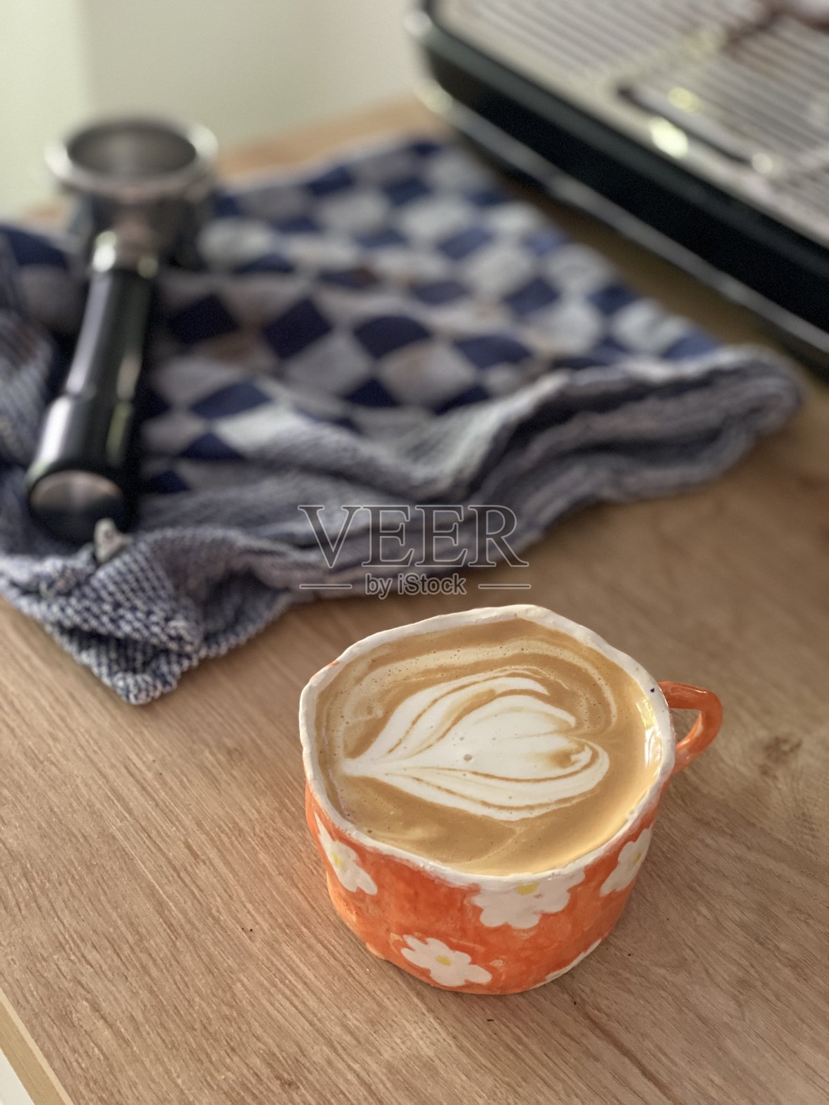 花杯中的卡布奇诺照片摄影图片