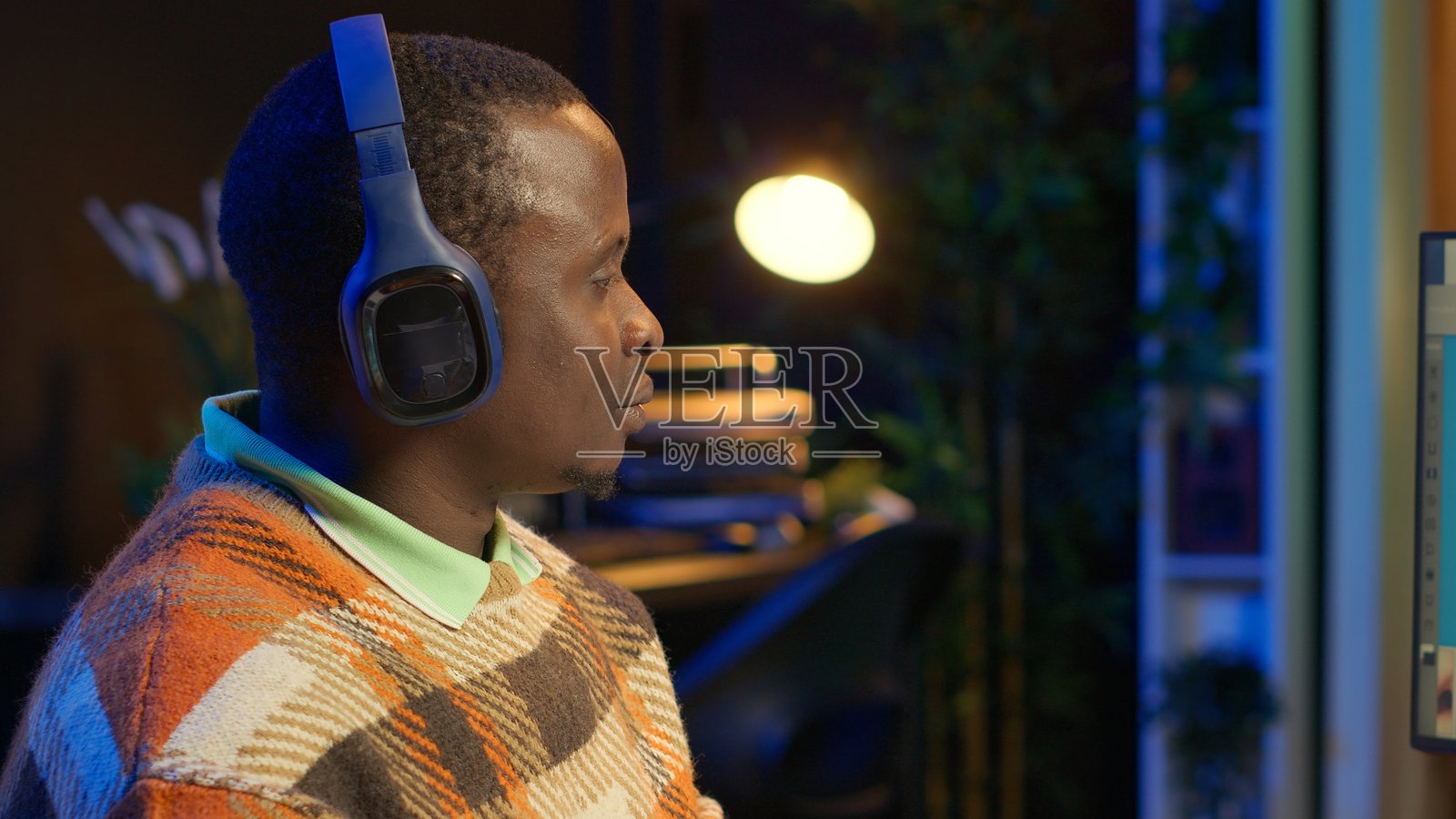 非裔美国人图形编辑正在进行图像修饰项目照片摄影图片