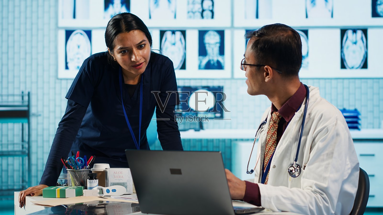 印度医疗专业人士在办公室与患者分享医疗知识照片摄影图片