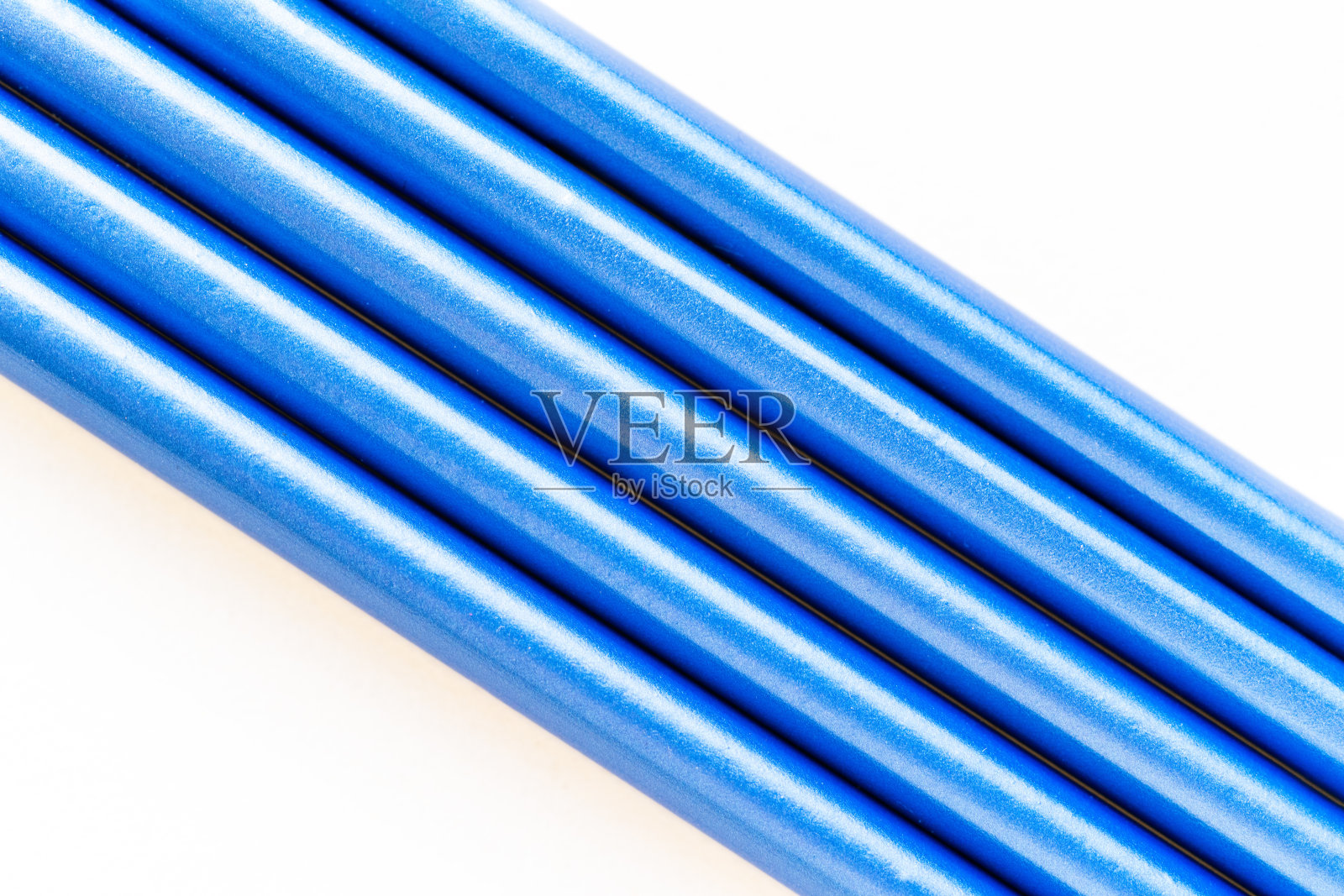 一组蓝色铅笔放在白色表面上照片摄影图片