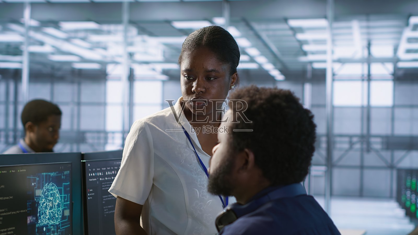 经理向数据中心工程师征求反馈照片摄影图片